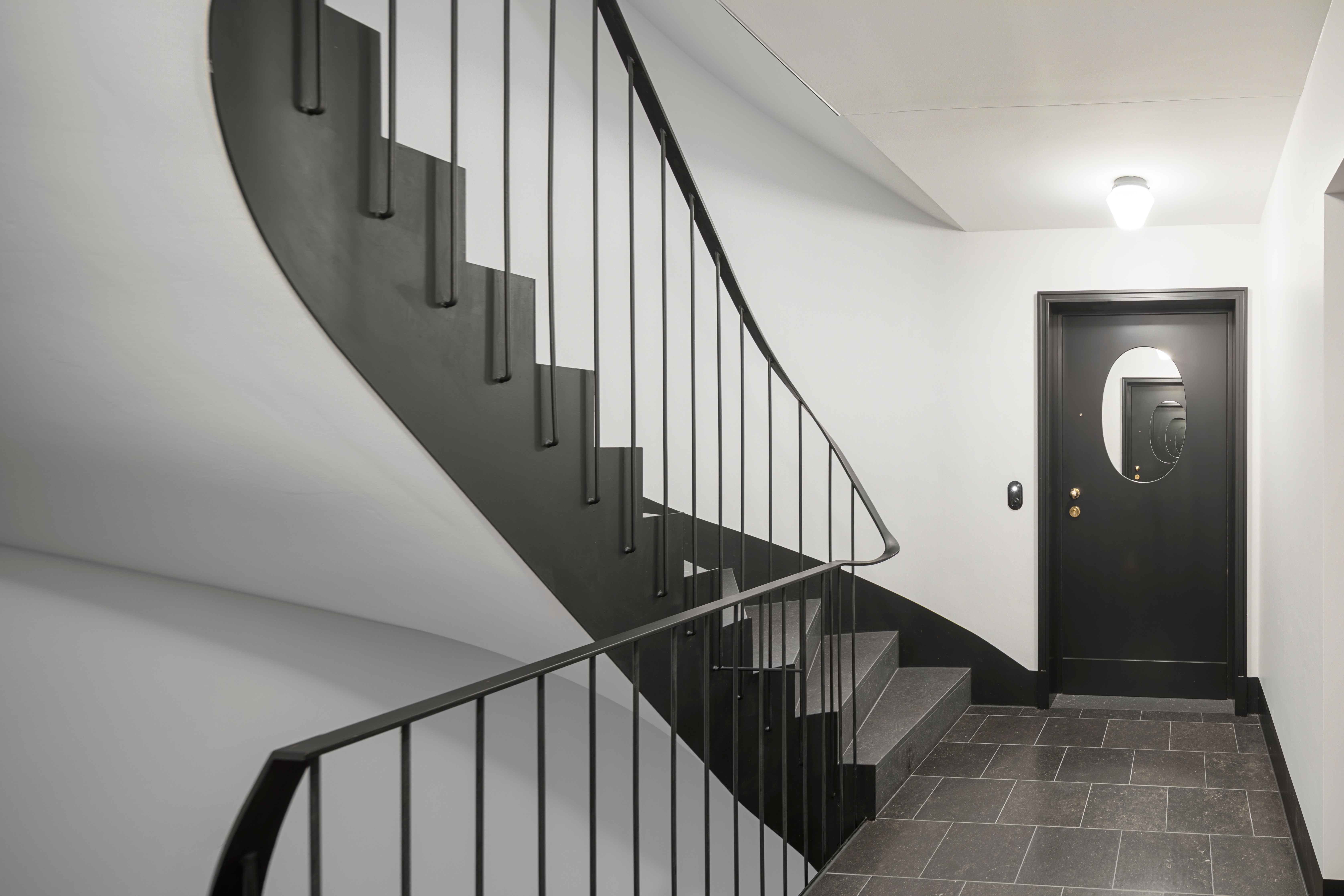 Goetz Castorph Lehmann Tabillion Architektur Städtebau München Starnberg Ziegel Stein Werken Wohnen Mehrfamilienhaus Büro Terrasse Treppenhaus gewandelt Geländer Fenster schwarz