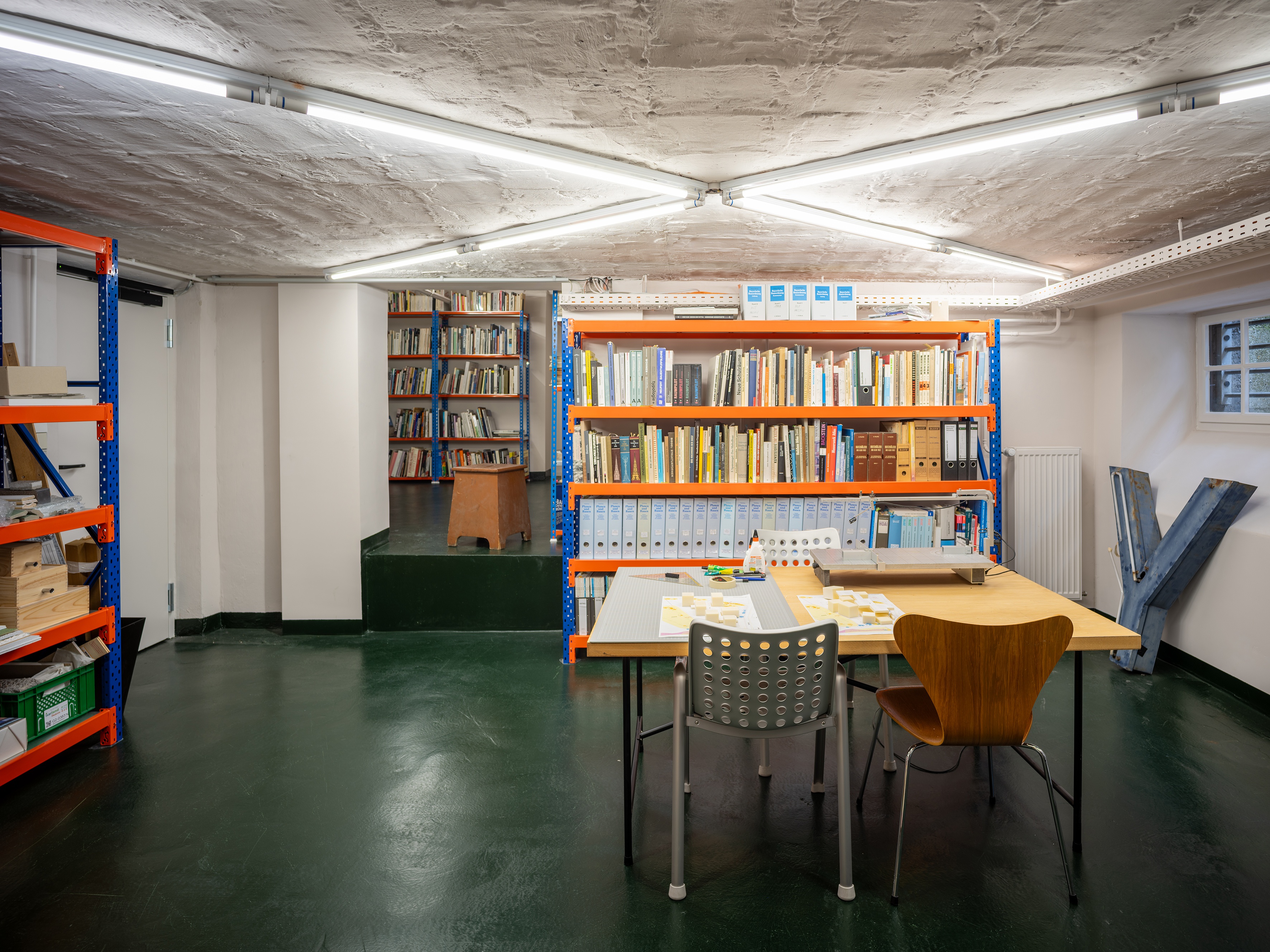 LTundC LTC Lehmann Tabillion Castorph Ledigenheim Interior Umbau Innenraumgestaltung Keller Untergeschoss Farben Regal Metall