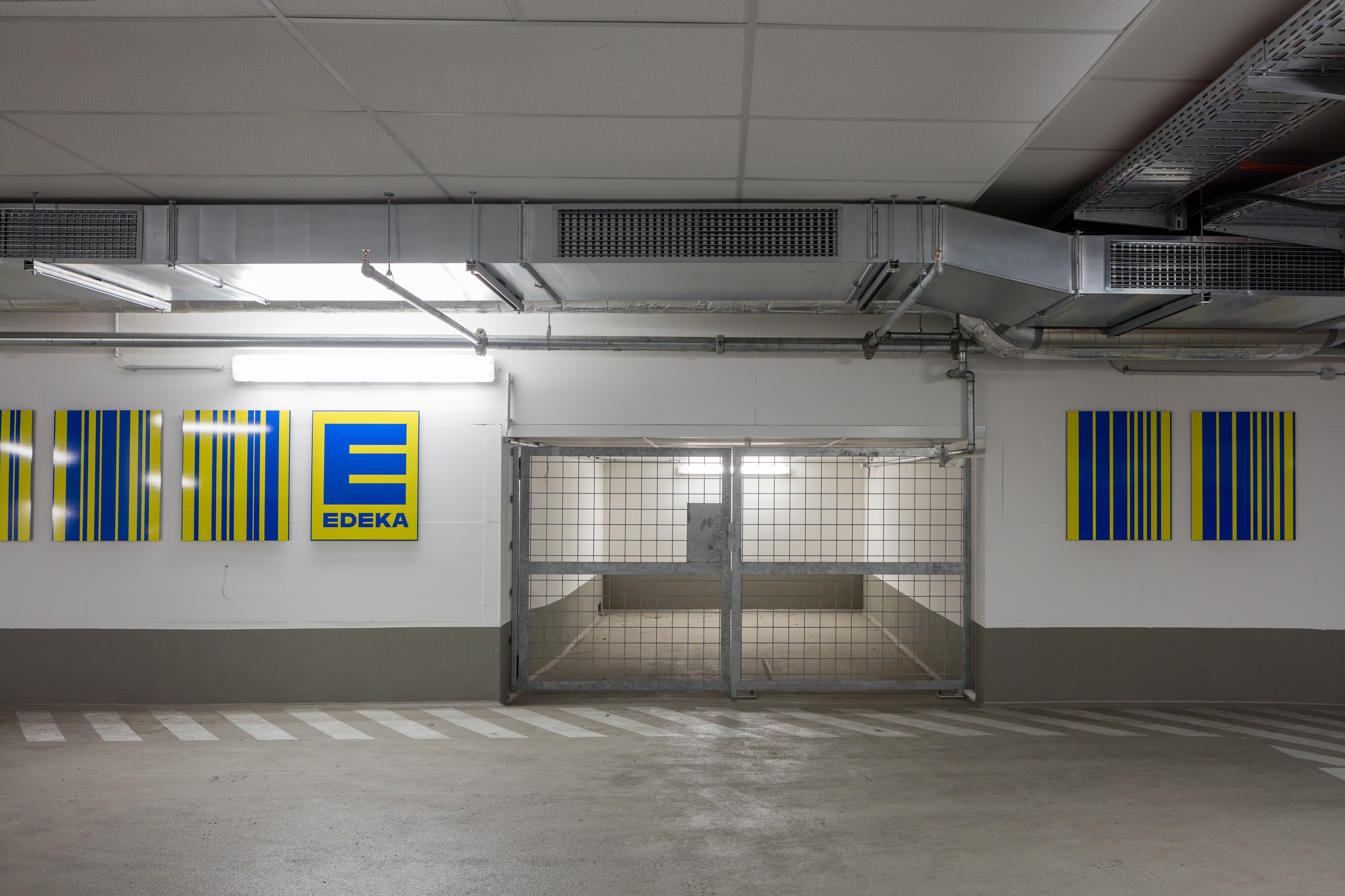 Goetz Castorph Lehmann Tabillion Architektur Städtebau Bürogebäude Landsbergerstr. München Elsenheimerstr. Arrow Trikot Streifen Fassade Lamellen Linien schwarz Städtebau Tiefgarage Friedenheimer Brücke Tiefpaterre