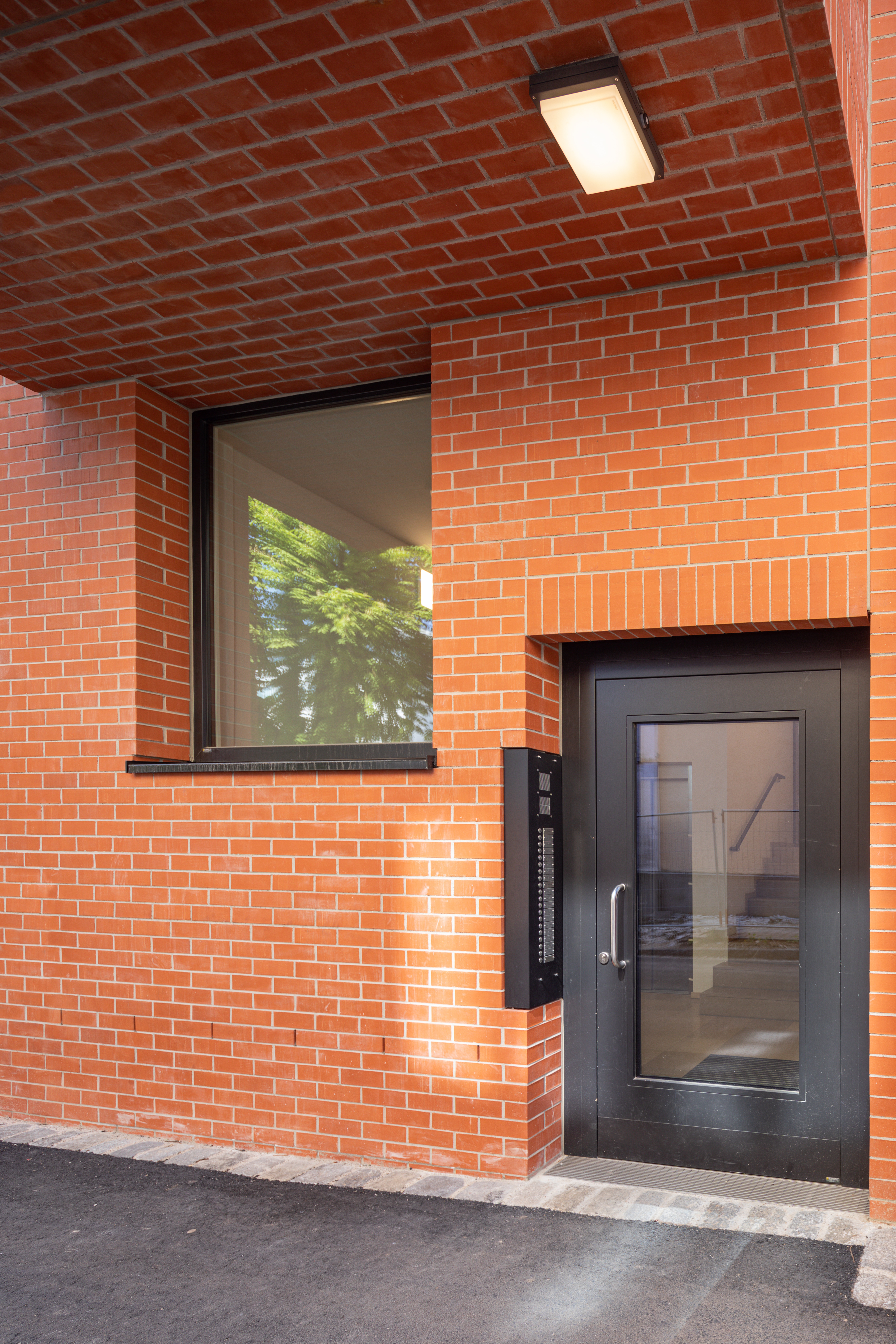 Goetz Castorph Lehmann Tabillion Architektur Städtebau München Ziegel rot Loggien Mehrfamilienhaus Sonnenschutz Klinker Fassade