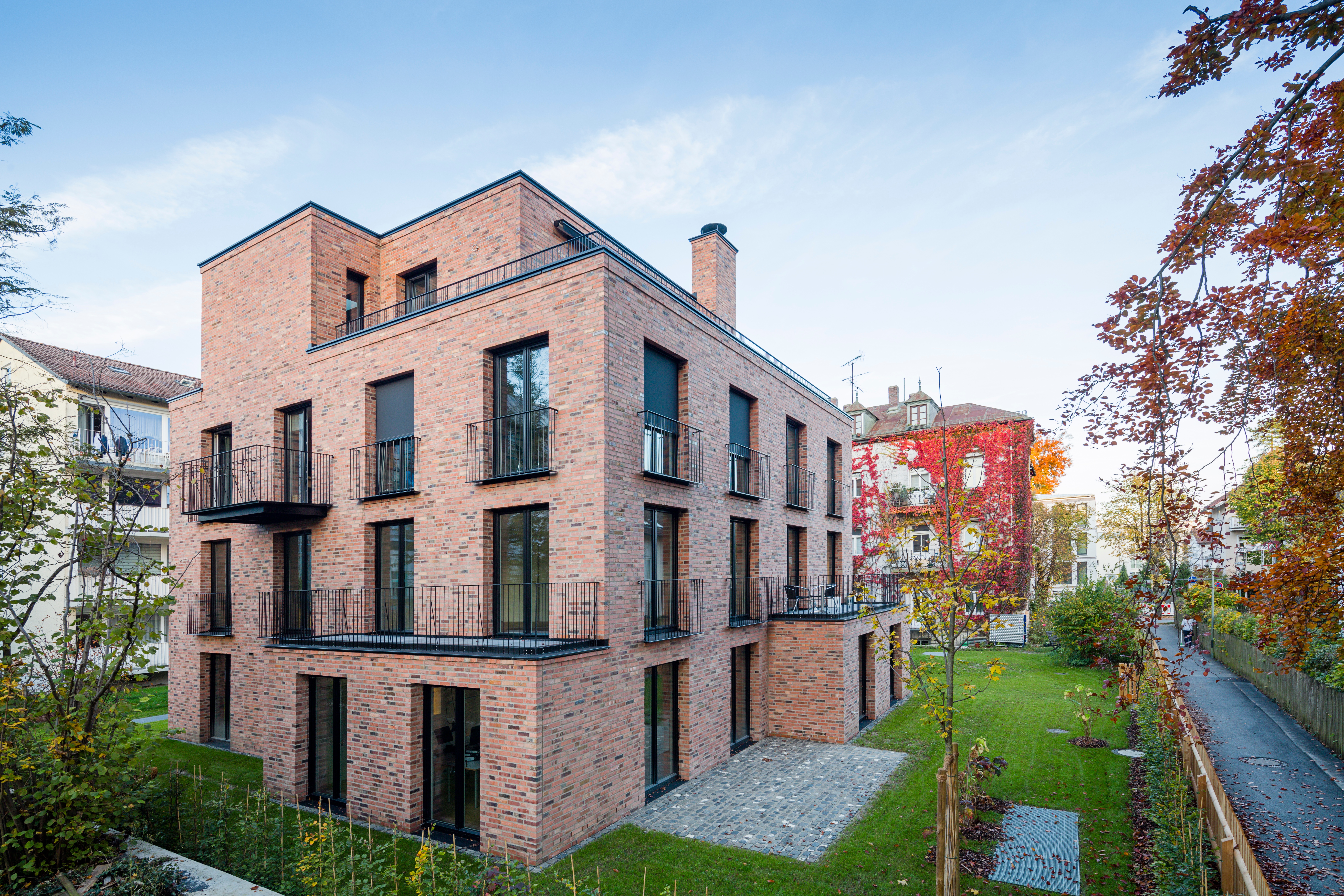 Goetz Castorph Lehmann Tabillion Architektur Städtebau München Starnberg Ziegel Stein Werken Wohnen Mehrfamilienhaus Büro Terrasse Treppenhaus gewandelt Geländer Fenster schwarz