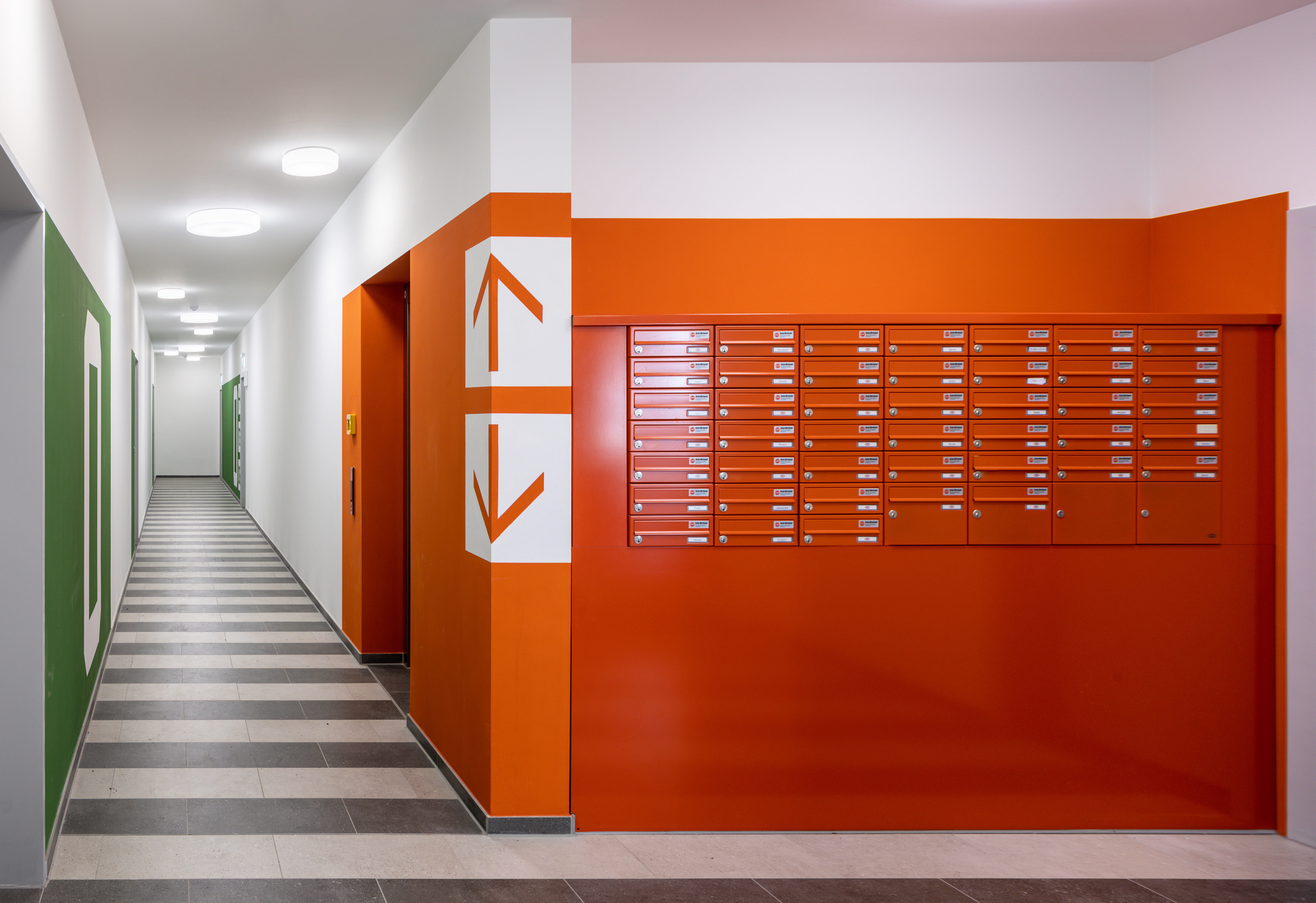 Goetz Castorph Lehmann Tabillion Eingang grün Briefkasten Architektur Innenraum Design