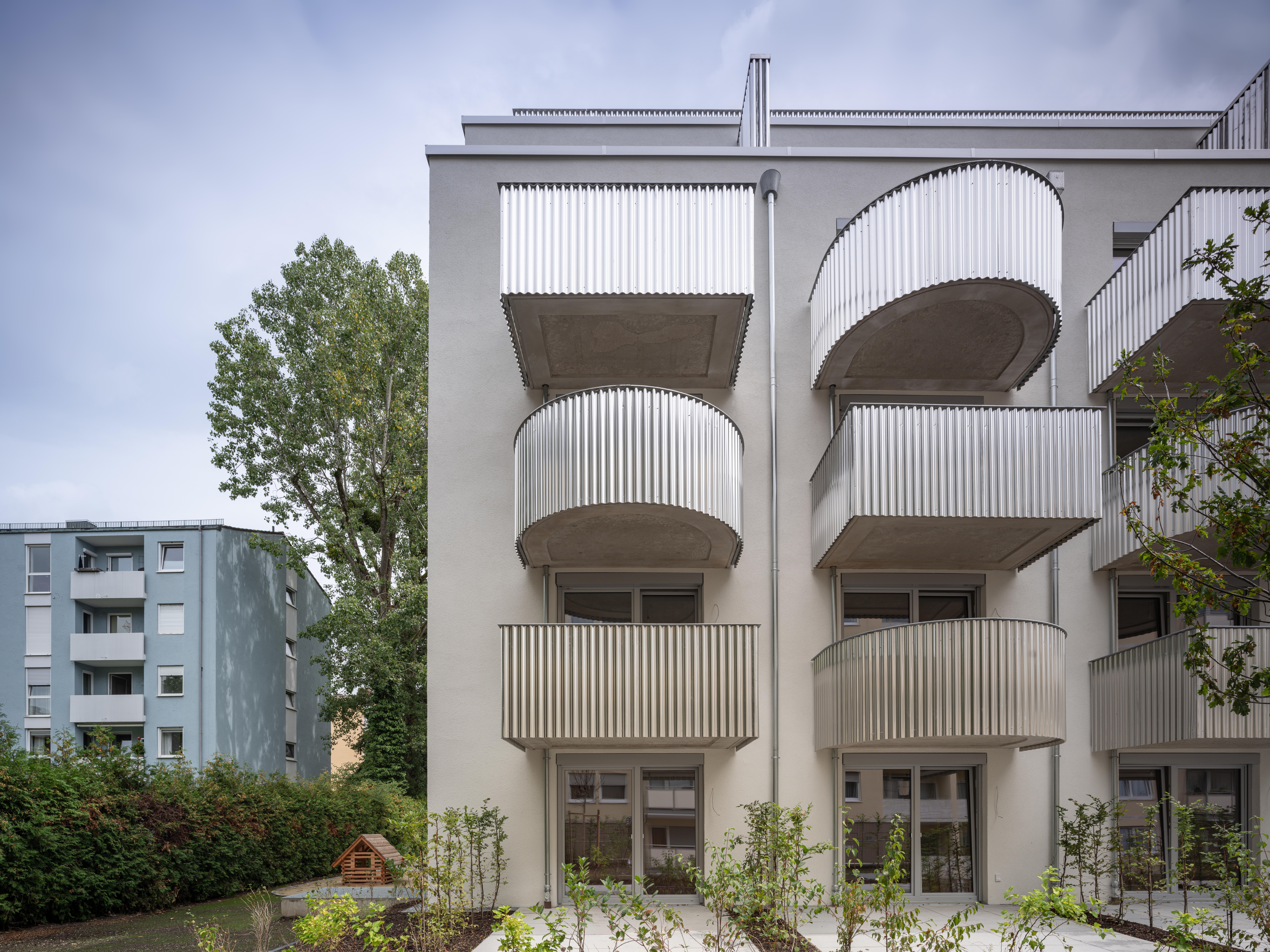 Wohnungsbau Balkone Wellblech München