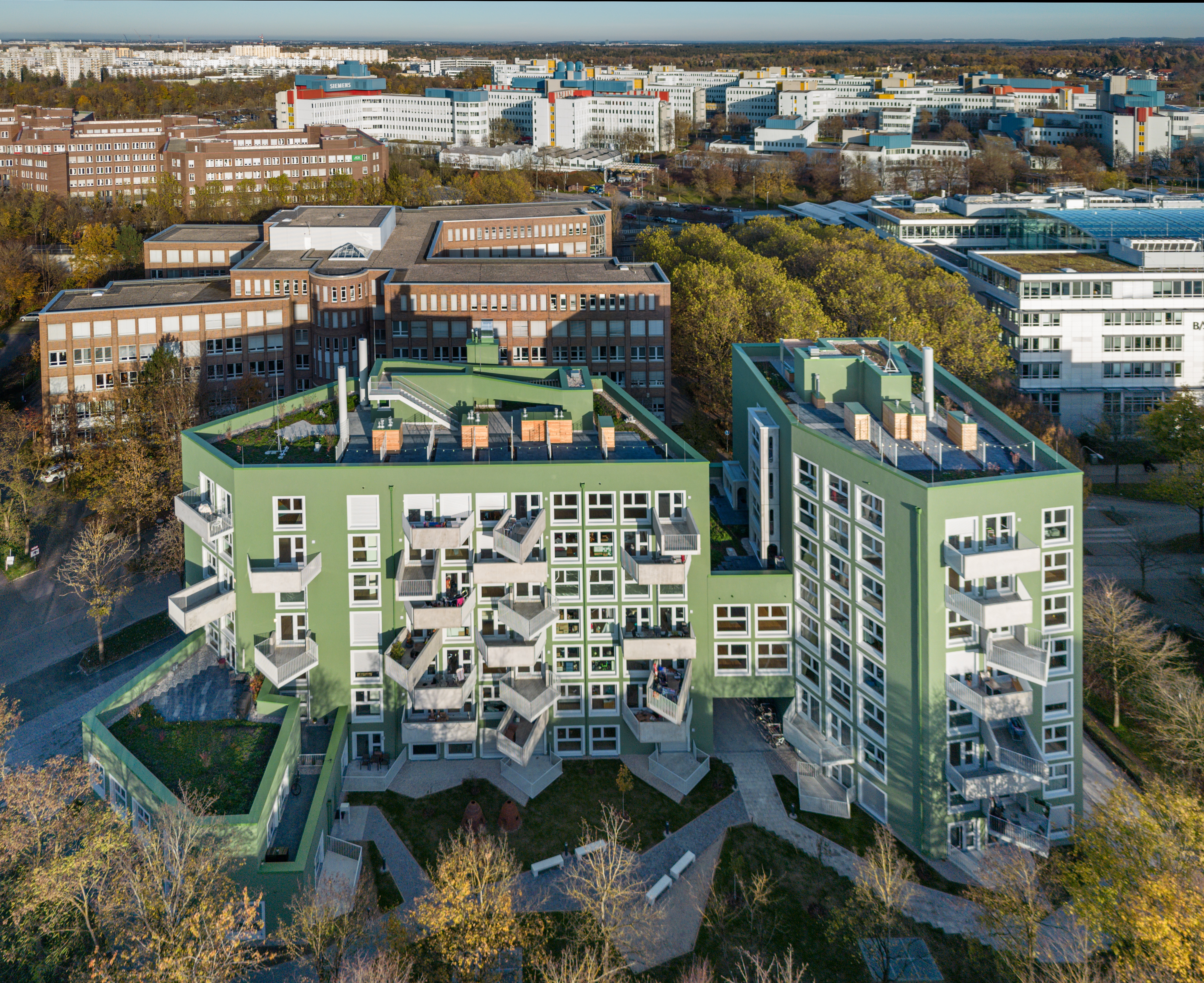 Goetz Castorph Lehmann Tabillion Architektur Städtebau München grün Balkone Raute Karo auskragend Dachterrase Mehrfamilienhaus Neubau Wohnen Nacht