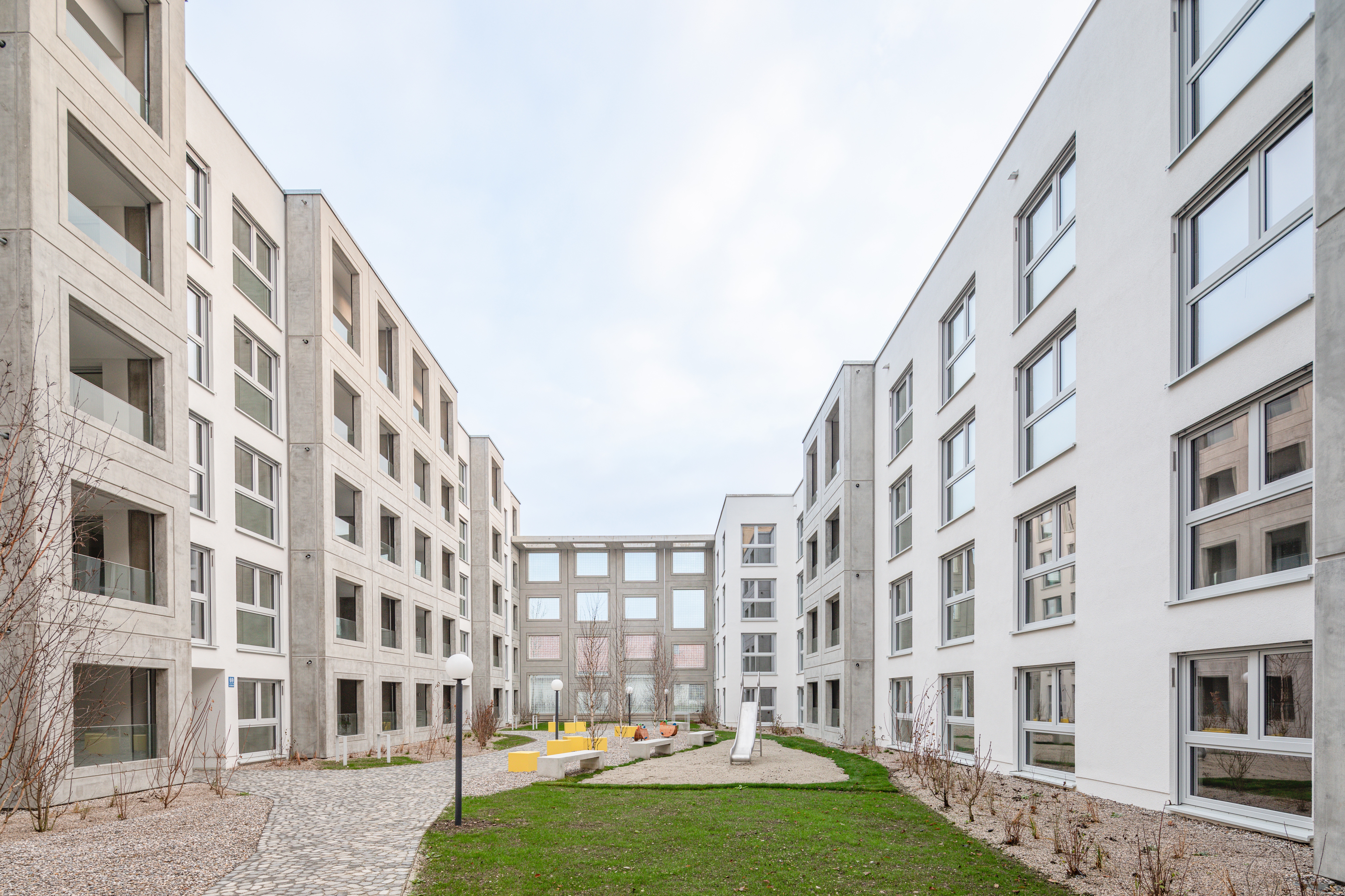 Goetz Castorph Lehmann Tabillion Architektur Städtebau München Allach Diamalt Park Loggia Beton Fertigteile Malzym Schallschutz Glas bedruckt Kita Tiefgarage Leitsystem neon