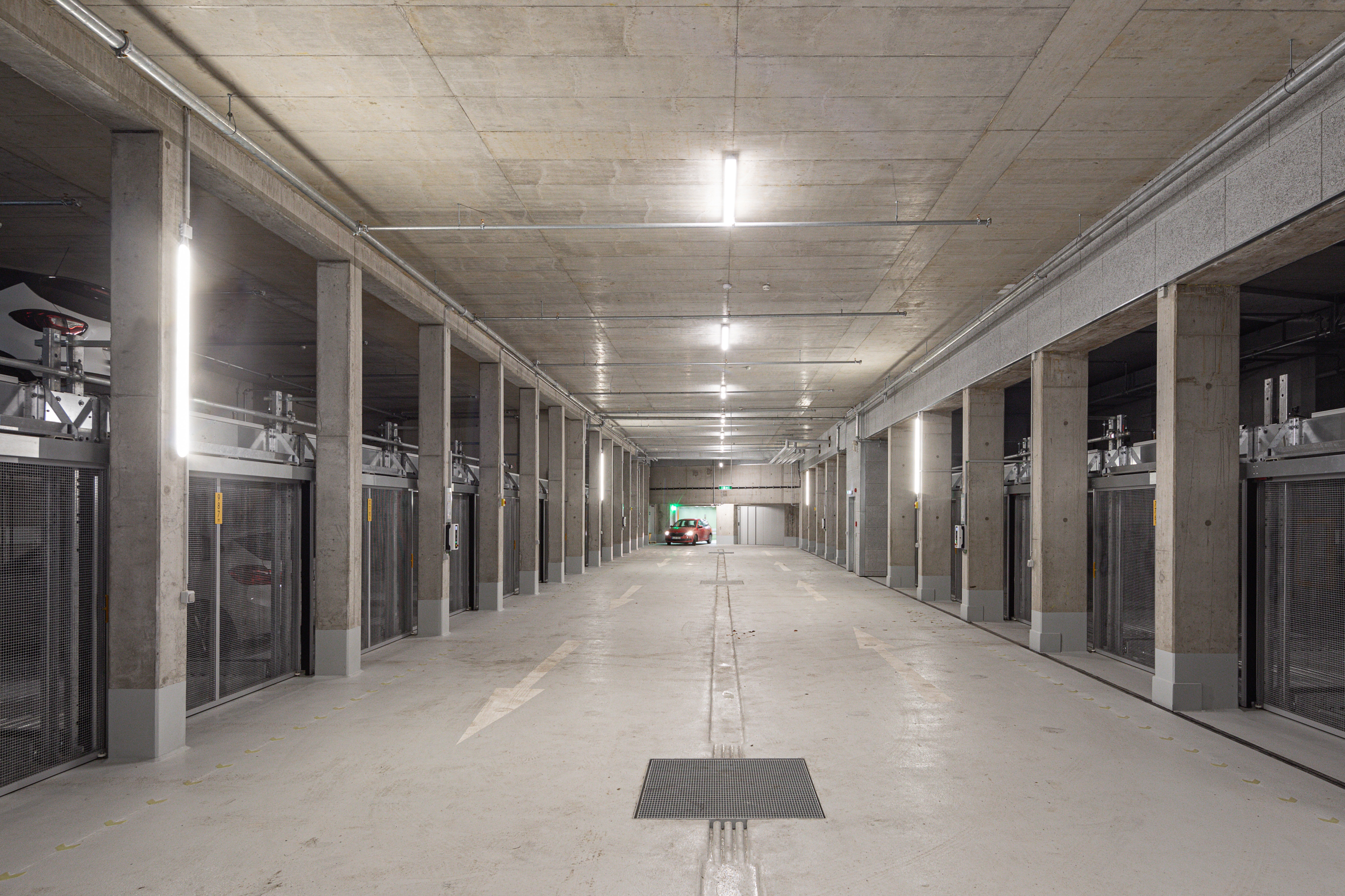 Goetz Castorph Lehmann Tabillion Architektur Städtebau München grün Balkone Raute Karo auskragend Dachterrase Mehrfamilienhaus Neubau Wohnen Nacht