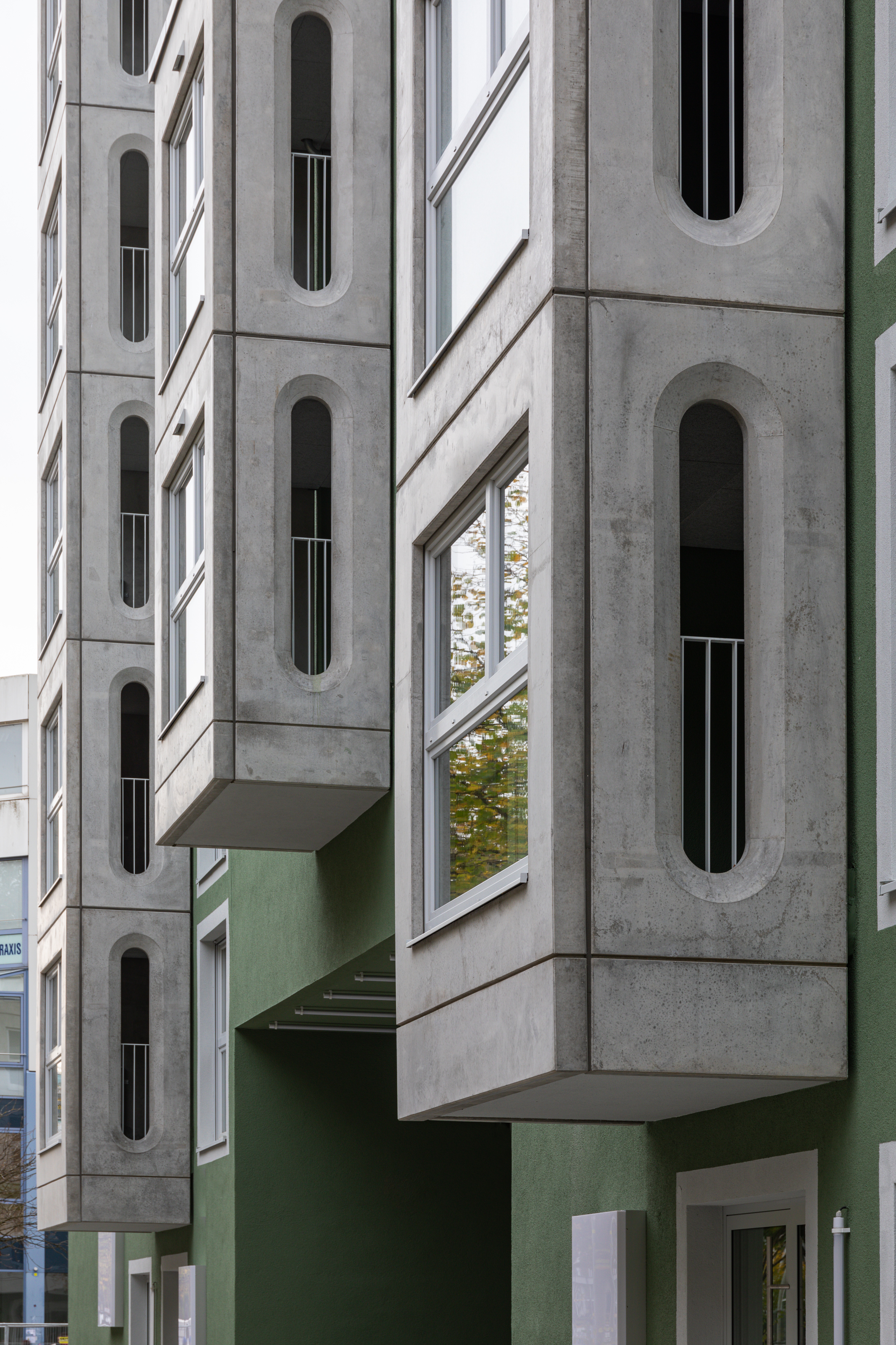 Goetz Castorph Lehmann Tabillion Architektur Städtebau München grün Balkone Raute Karo auskragend Dachterrase Mehrfamilienhaus Neubau Wohnen Nacht