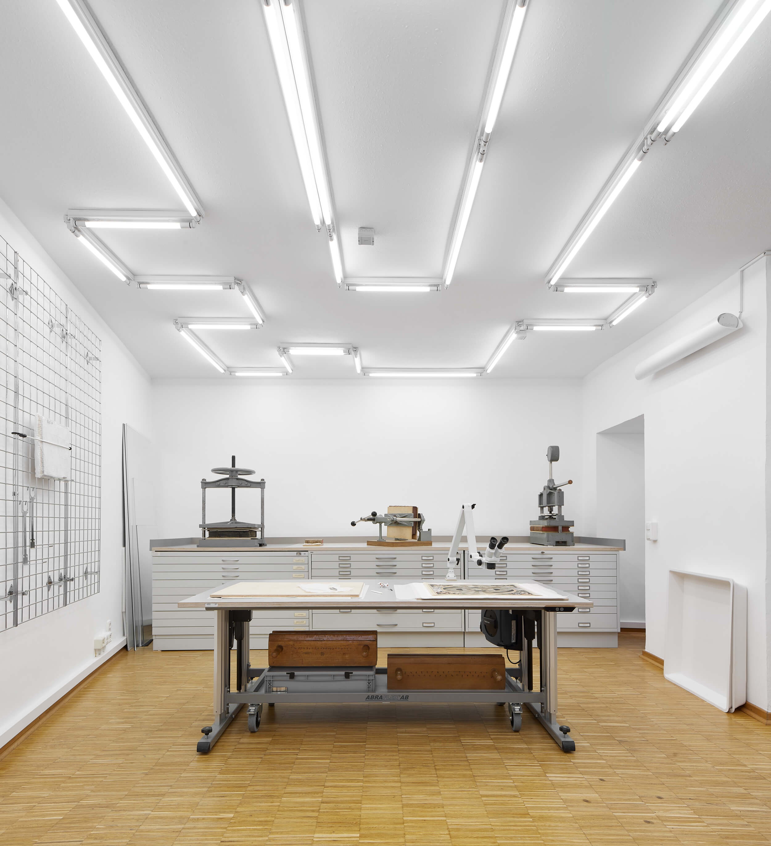 RestauratorenwerksGoetz Castorph Lehmann Tabillion Architektur Städtebau München Innenraum Lichtgestaltung Neoröhre LED Geometrie Werkstatt Lichtkonzepttatt