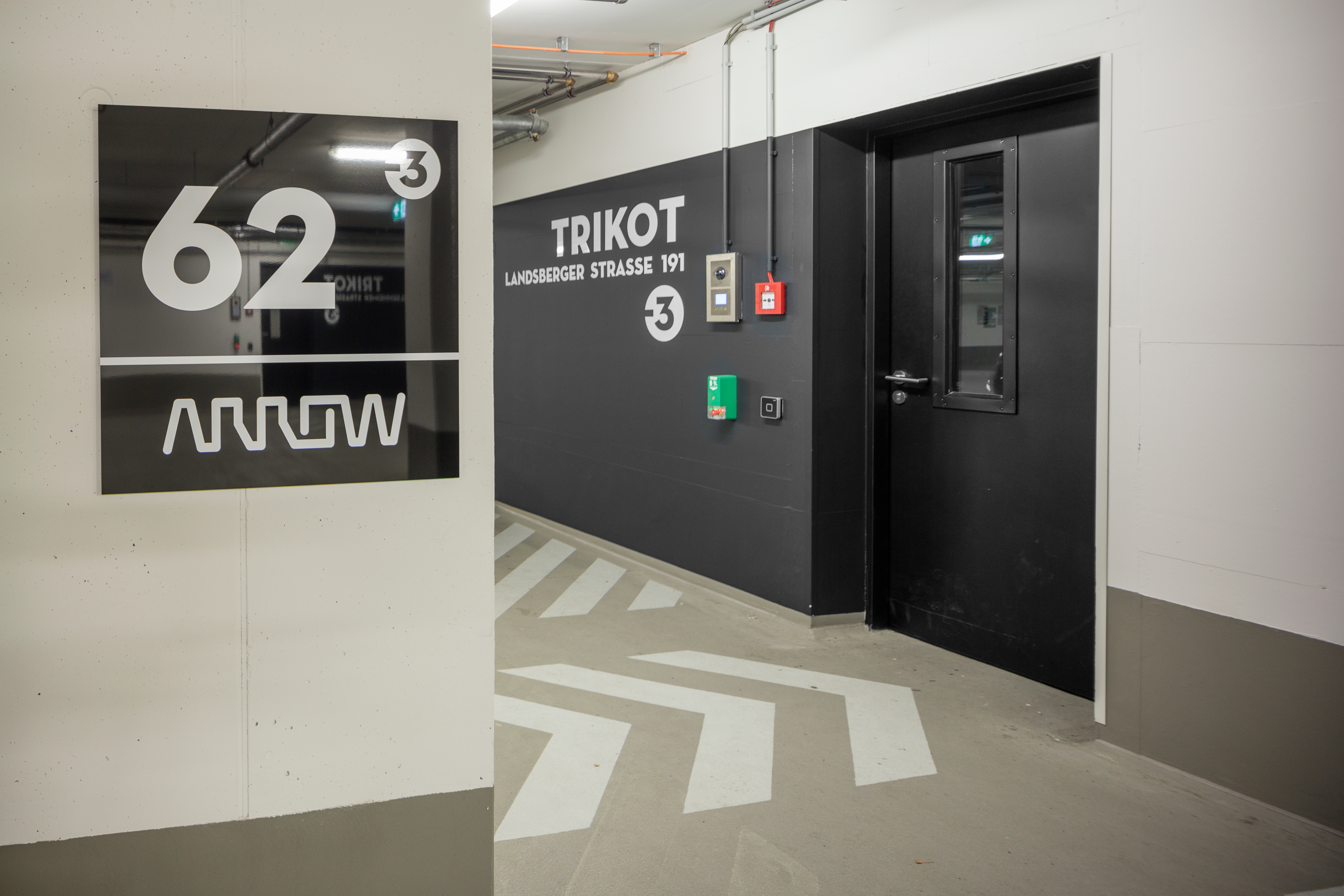 Goetz Castorph Lehmann Tabillion Architektur Städtebau Bürogebäude Landsbergerstr. München Elsenheimerstr. Arrow Trikot Streifen Fassade Lamellen Linien schwarz Städtebau Tiefgarage Friedenheimer Brücke Tiefgarage