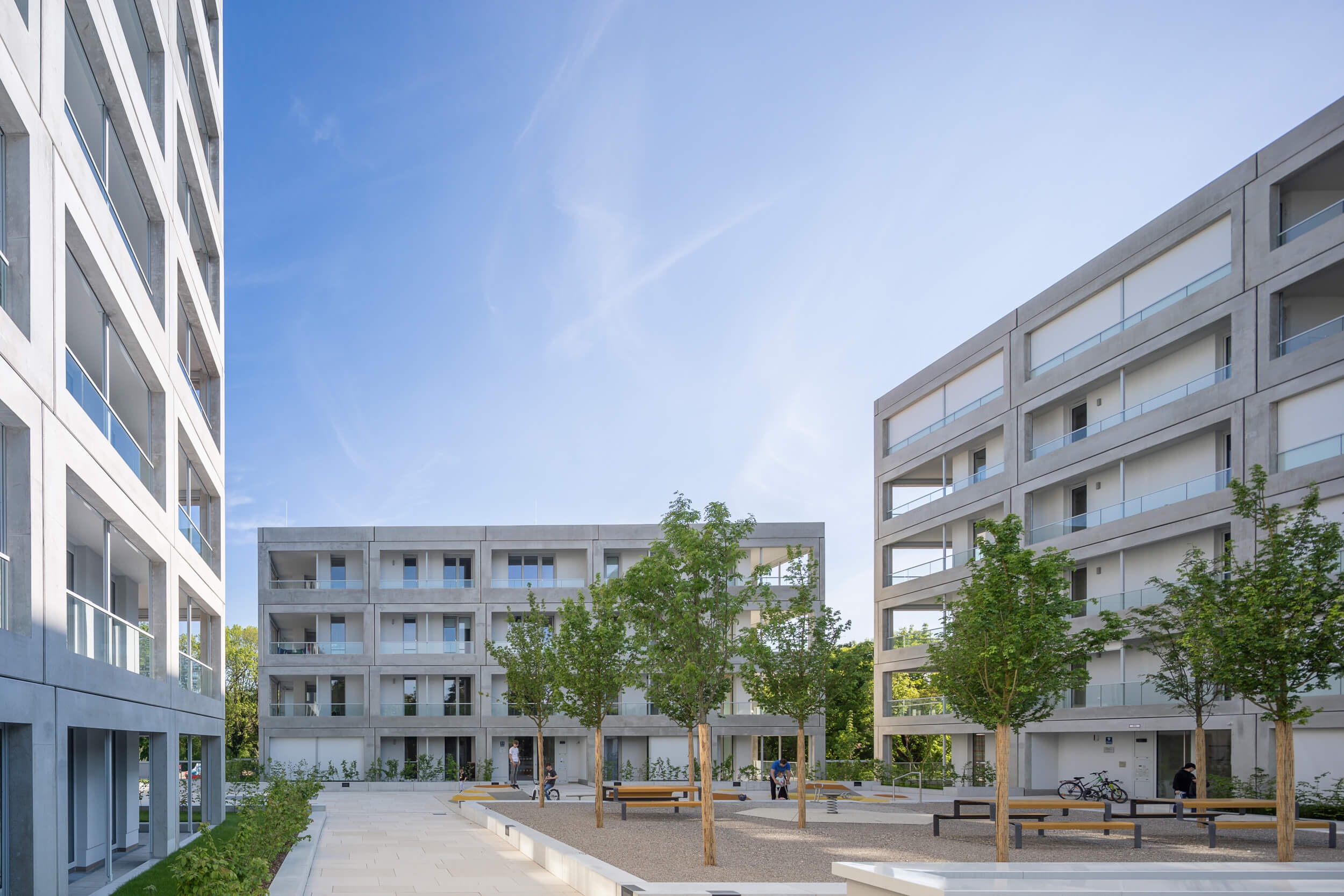 Goetz Castorph Lehmann Tabillion Architektur Städtebau München MAN Allach Gerberau Esplanade Beton Fertigteile umlaufend Balkone Sonnenschutz Rahmenelemente Punkthäuser Häusergruppe Loggien grün Park wohnen Quartier Plattform Innenhof