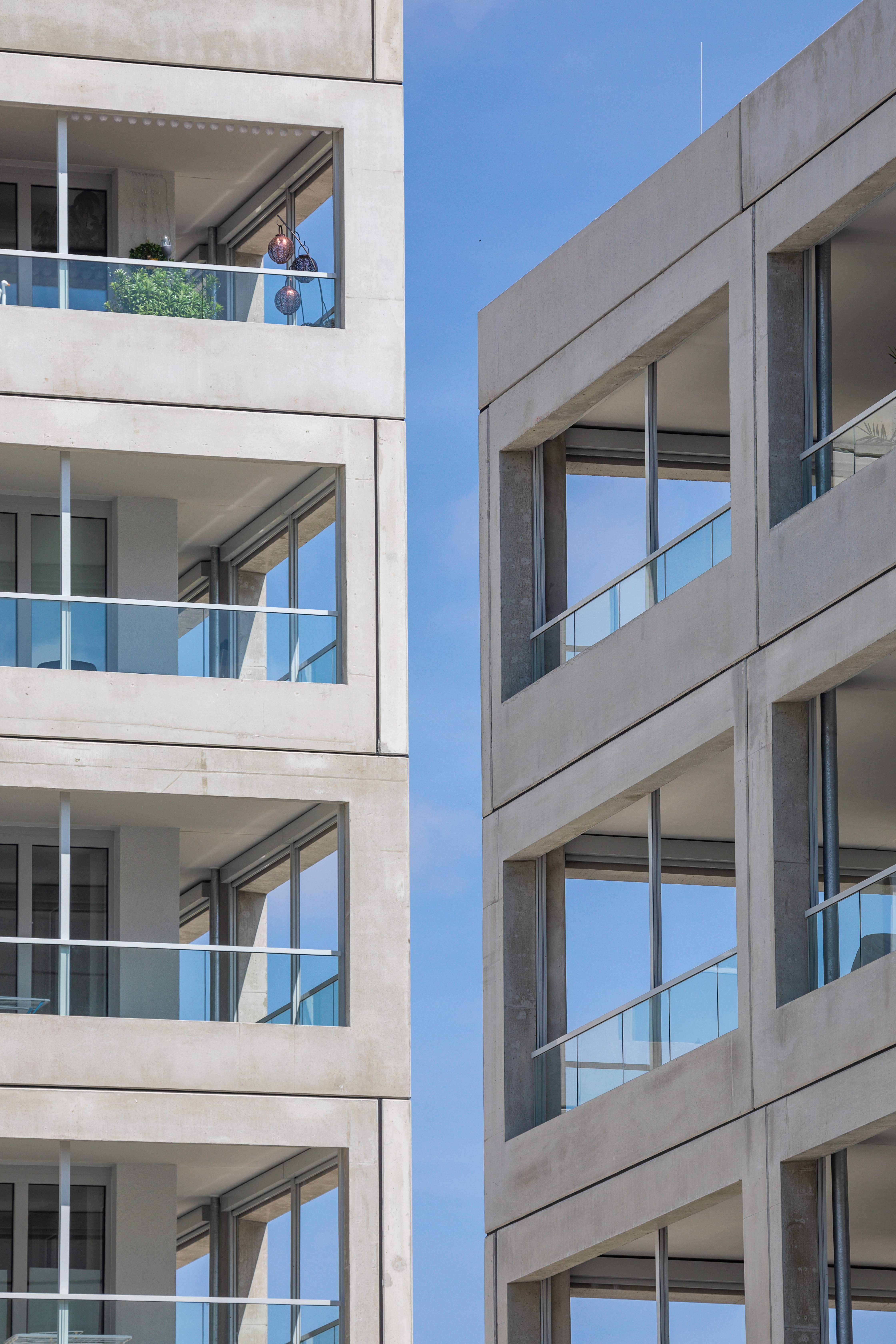 Goetz Castorph Lehmann Tabillion Architektur Städtebau München MAN Allach Gerberau Esplanade Beton Fertigteile umlaufend Balkone Sonnenschutz Rahmenelemente Punkthäuser Häusergruppe Loggien grün Park wohnen Quartier Plattform Innenhof