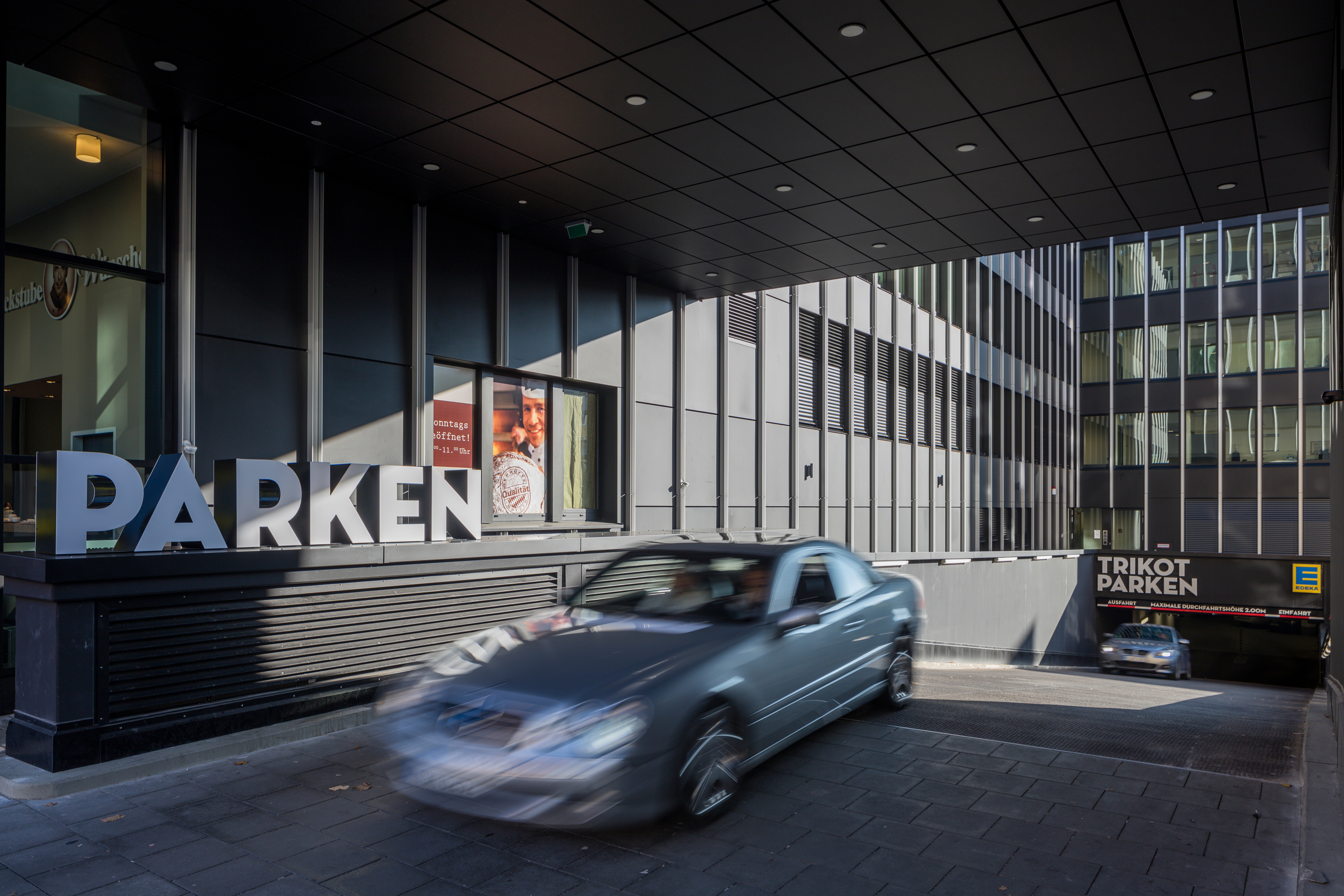 Goetz Castorph Lehmann Tabillion Architektur Städtebau Bürogebäude Landsbergerstr. München Elsenheimerstr. Arrow Trikot Streifen Fassade Lamellen Linien schwarz Leitsystem Beschilderung Spiegel Grafik Innenraum Flur