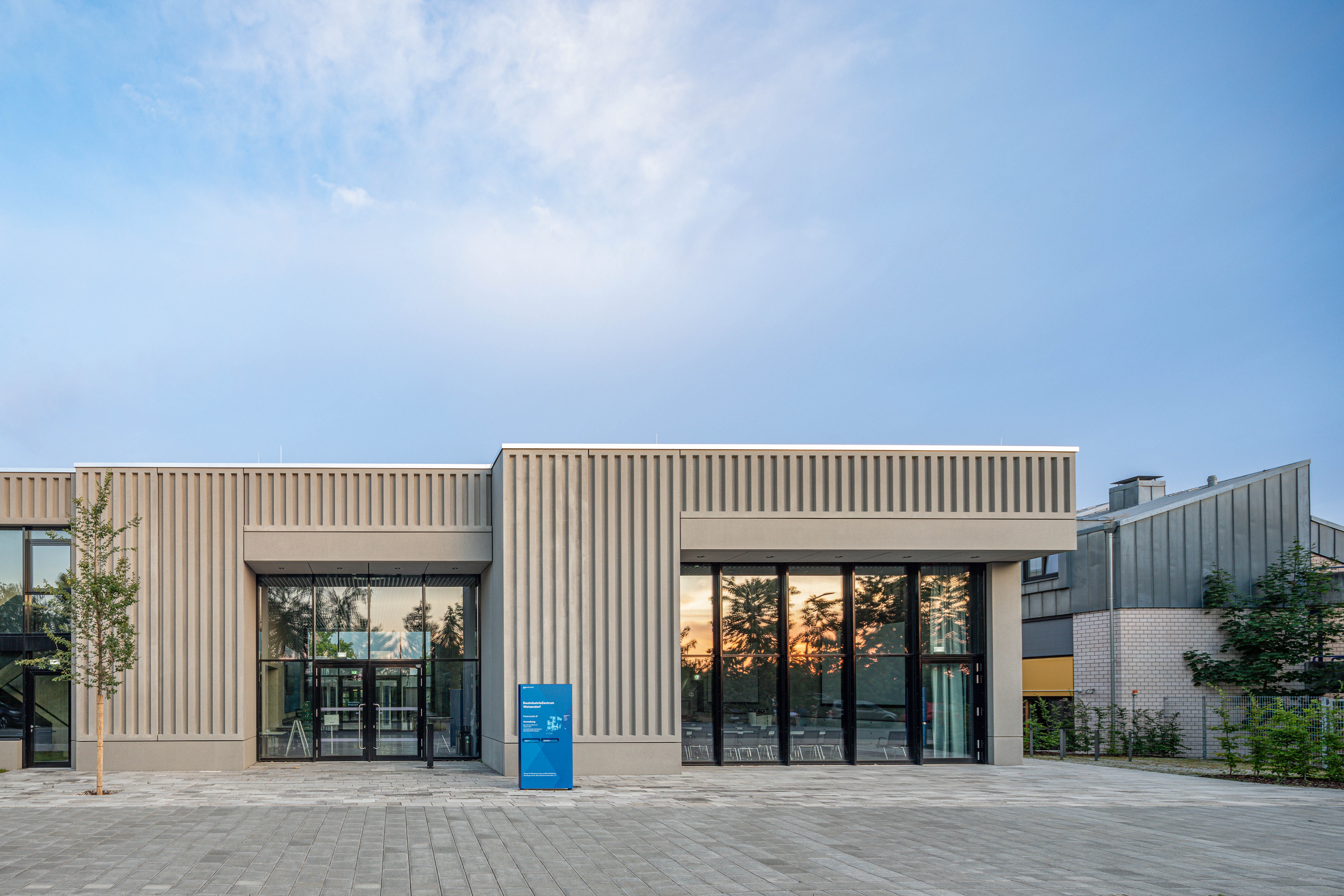 Fertigteilelemente Bauindustriezentrum Beton Nürnberg Architektur Foyer Eingang