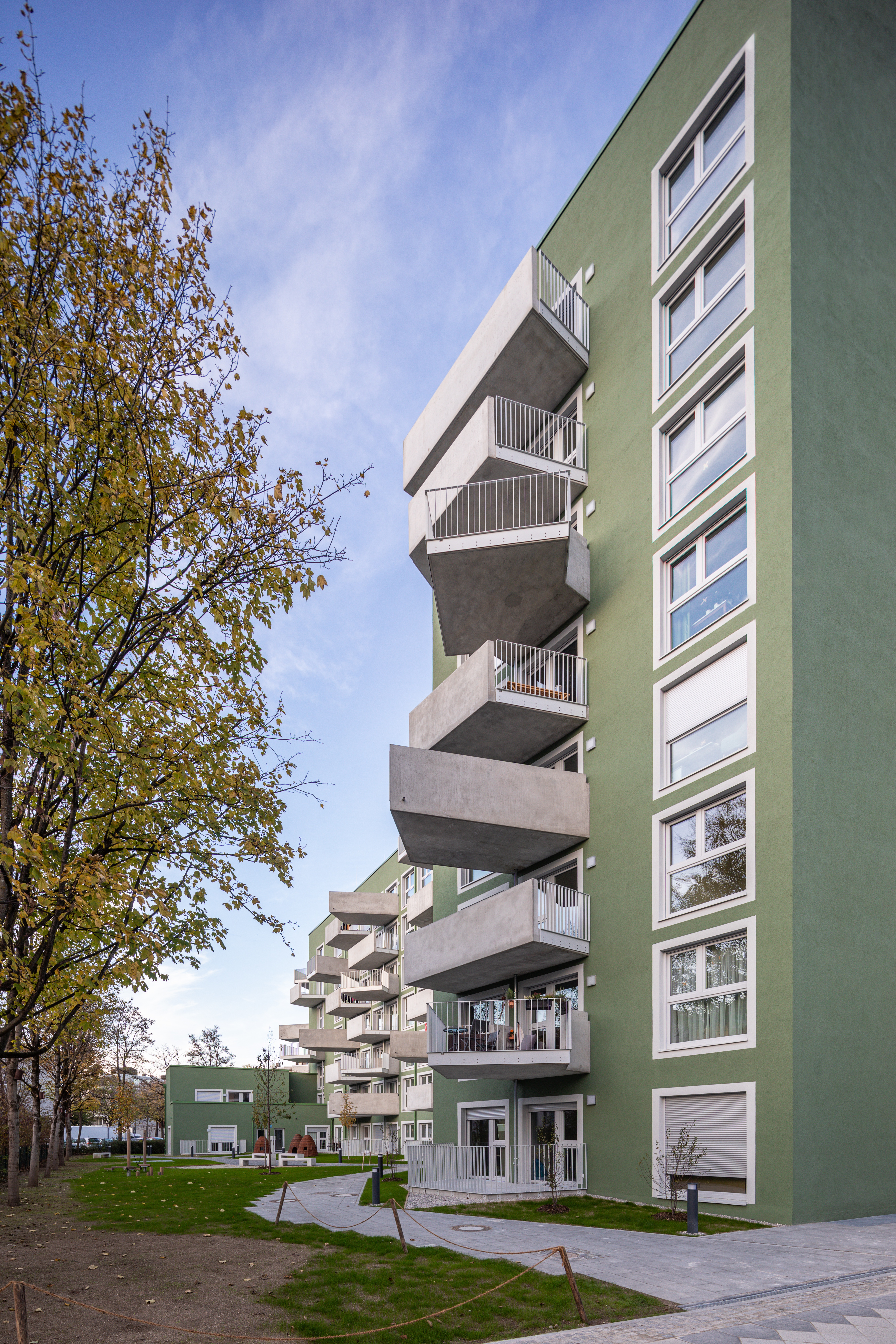 Goetz Castorph Lehmann Tabillion Architektur Städtebau München grün Balkone Raute Karo auskragend Dachterrase Mehrfamilienhaus Neubau Wohnen Vogelperspektive Nordosten