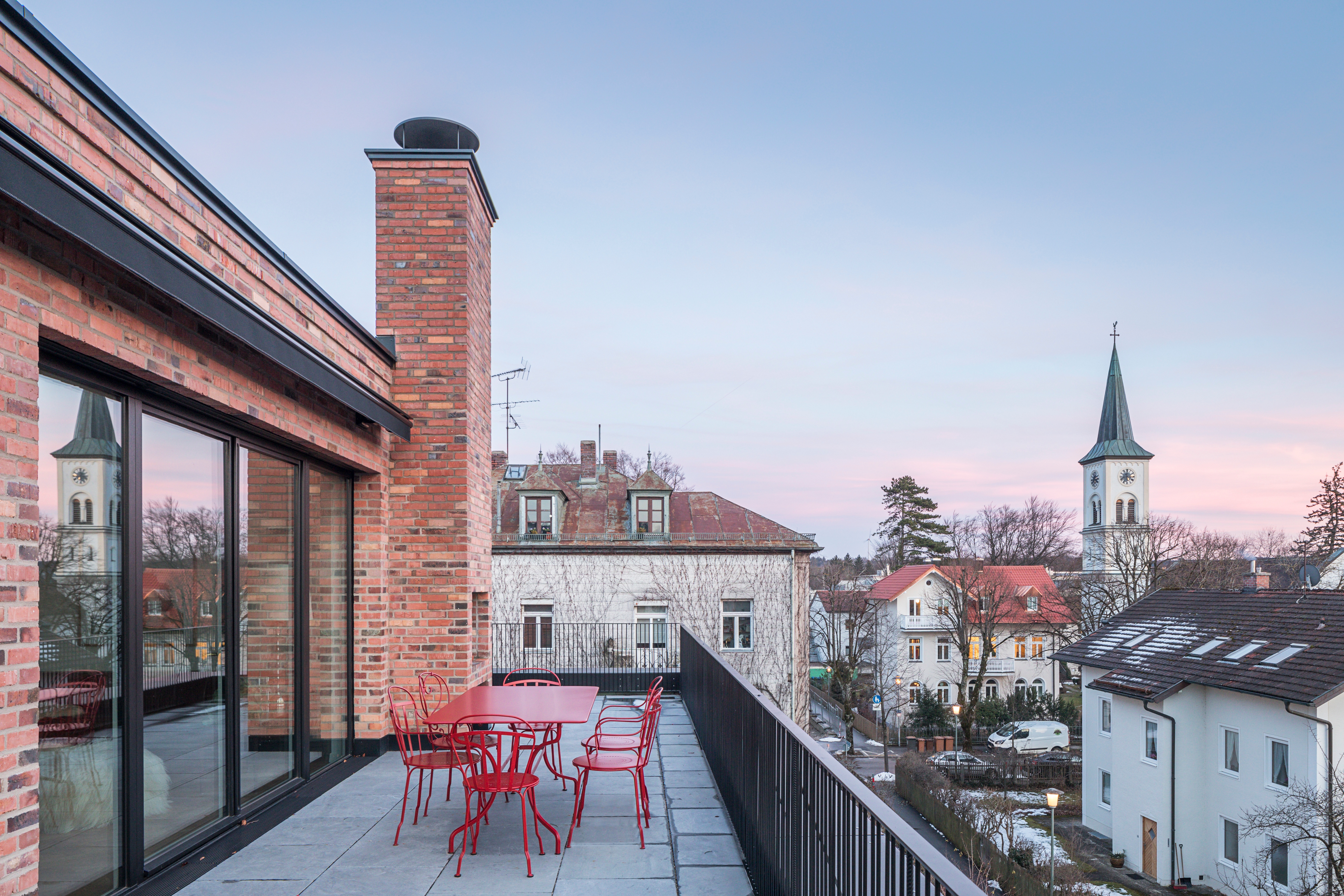 Goetz Castorph Lehmann Tabillion Architektur Städtebau München Starnberg Ziegel Stein Werken Wohnen Mehrfamilienhaus Büro Terrasse Treppenhaus gewandelt Geländer Fenster schwarz