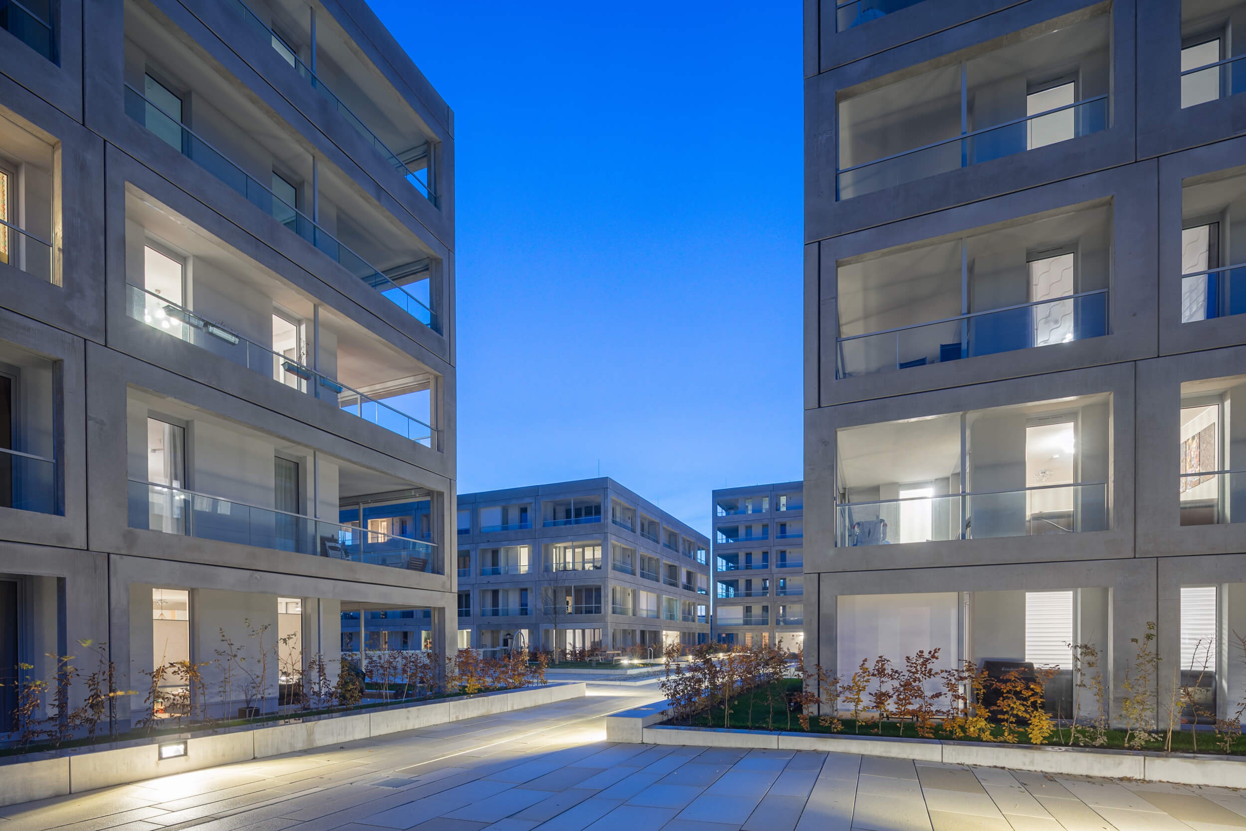 Goetz Castorph Lehmann Tabillion Architektur Städtebau München MAN Allach Gerberau Esplanade Beton Fertigteile umlaufend Balkone Sonnenschutz Rahmenelemente Punkthäuser Häusergruppe Loggien grün Park wohnen Quartier Plattform Nachts