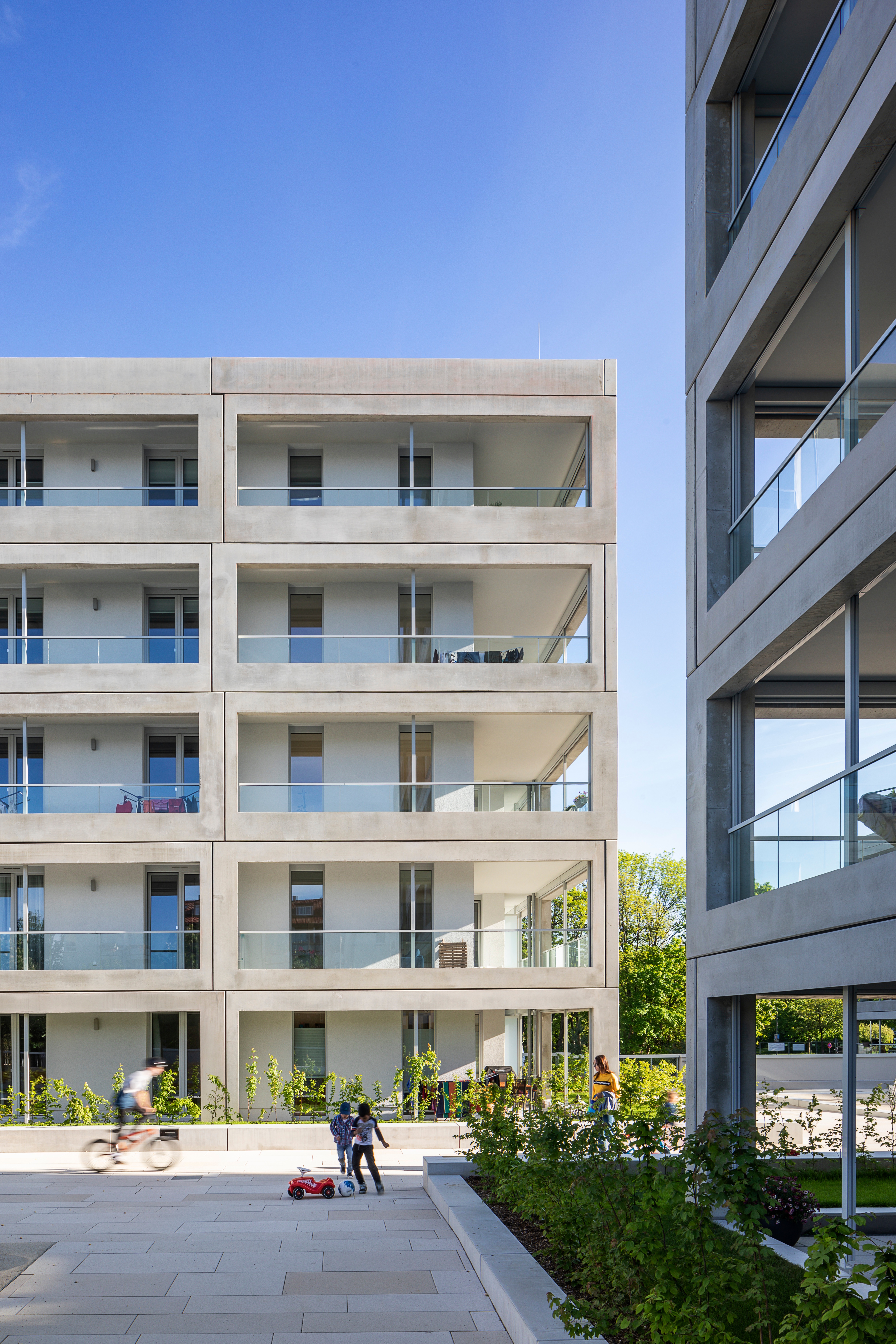 Goetz Castorph Lehmann Tabillion Architektur Städtebau München MAN Allach Gerberau Esplanade Beton Fertigteile umlaufend Balkone Sonnenschutz Rahmenelemente Punkthäuser Häusergruppe Loggien grün Park wohnen Quartier Plattform Schwarzplan