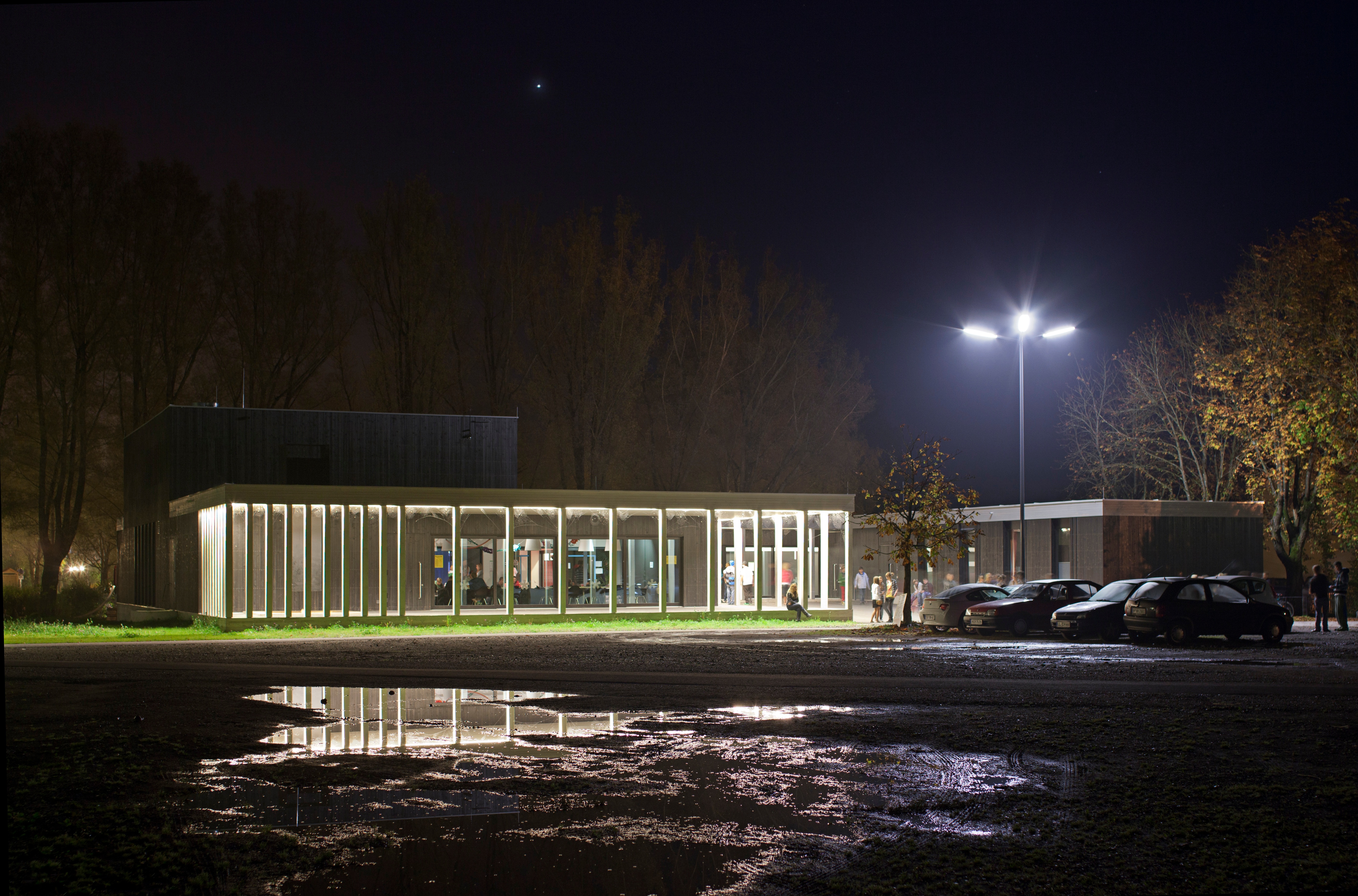 Goetz Castorph Lehmann Tabillion Architektur Städtebau München Starnberg Jugendzentrum Neubau Nepomuk Kamin Turnhalle Sporthalle Laterne