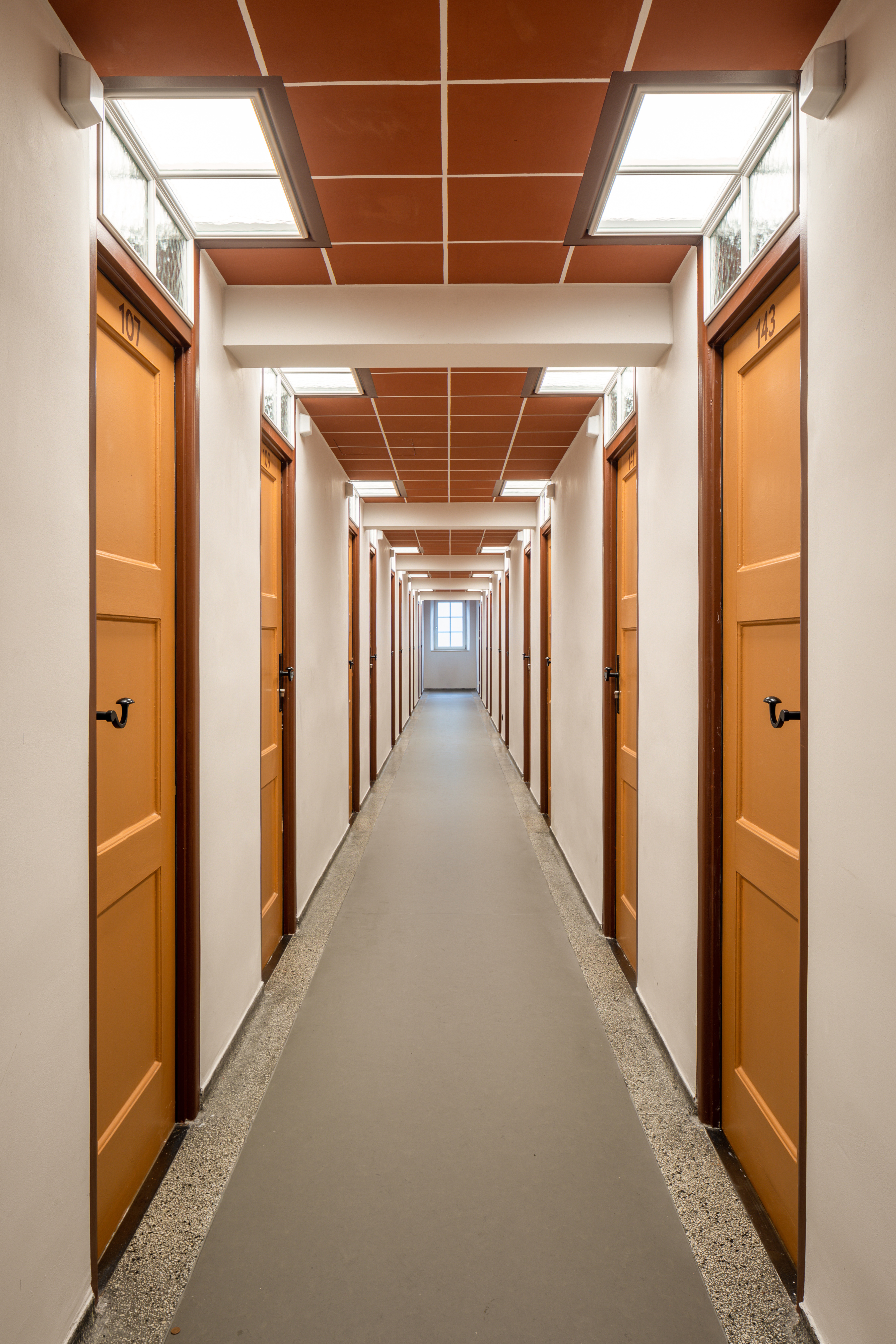 Goetz Castorph Lehmann Tabillion Architektur Städtebau München Ledigenheim Denkmalschutz Theodor Fischer Bestand Sanierung Umbau Weiterentwicklung Ziegelstein Decke Raster Bewohnerzimmer Farbkonzept Oberlichter geknickt Profile Deckenrahmen