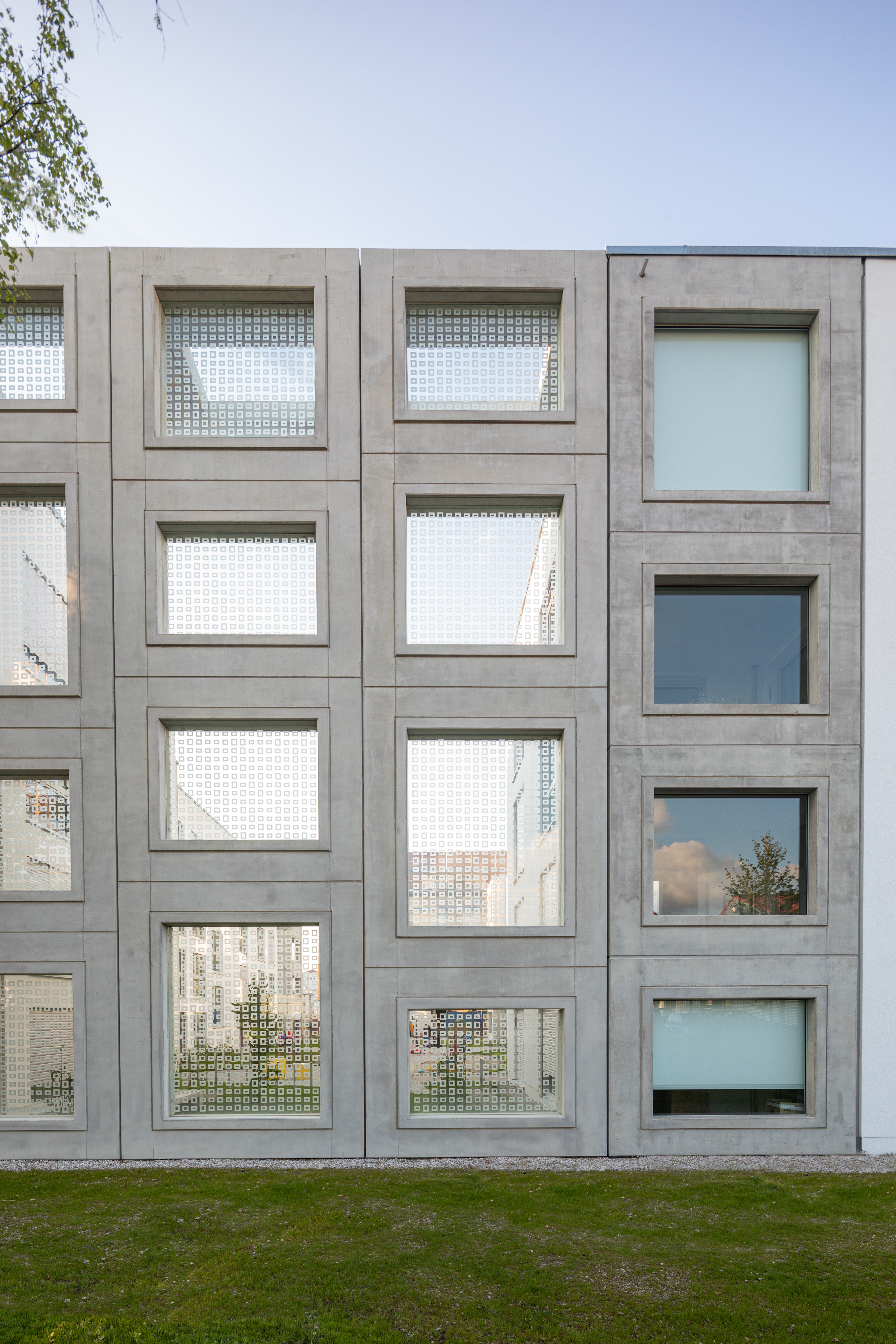 Goetz Castorph Lehmann Tabillion Architektur Städtebau München Allach Diamalt Park Loggia Beton Fertigteile Malzym Schallschutz Glas bedruckt Kita Tiefgarage Leitsystem neon