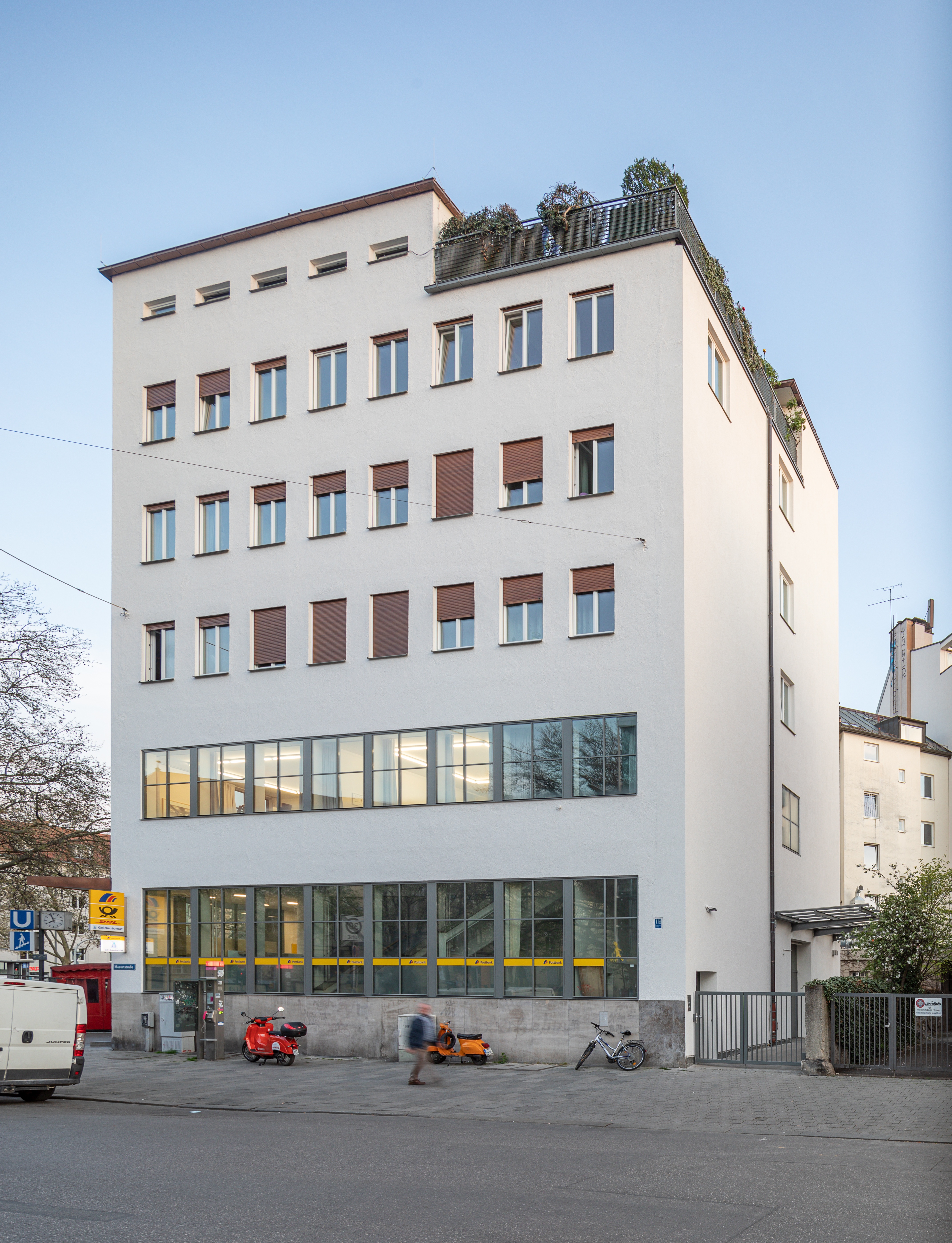 Goetz Castorph Lehmann Tabillion Architektur Städtebau München Denkmalschutz Sanierung Post Goetheplatz Vorhoelzer Holz Rollläden Ansicht Mozartstrasse