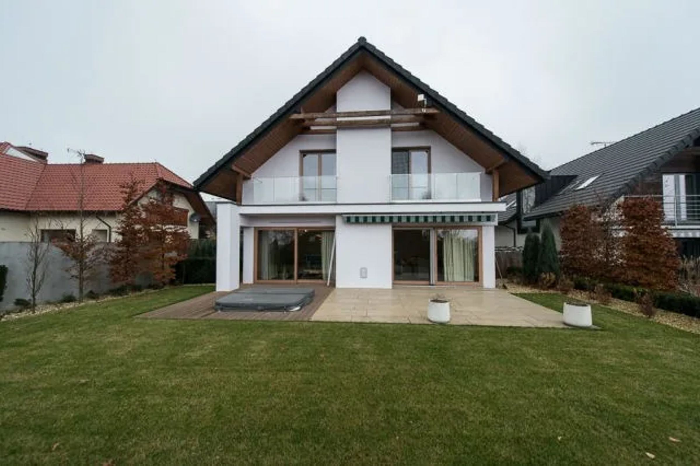 Nowoczesny dom, taras z jacuzzi (1)