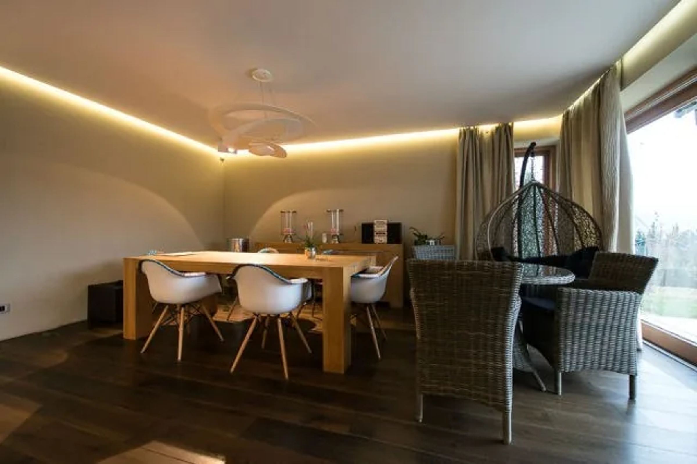 Nowoczesny dom, taras z jacuzzi (6)