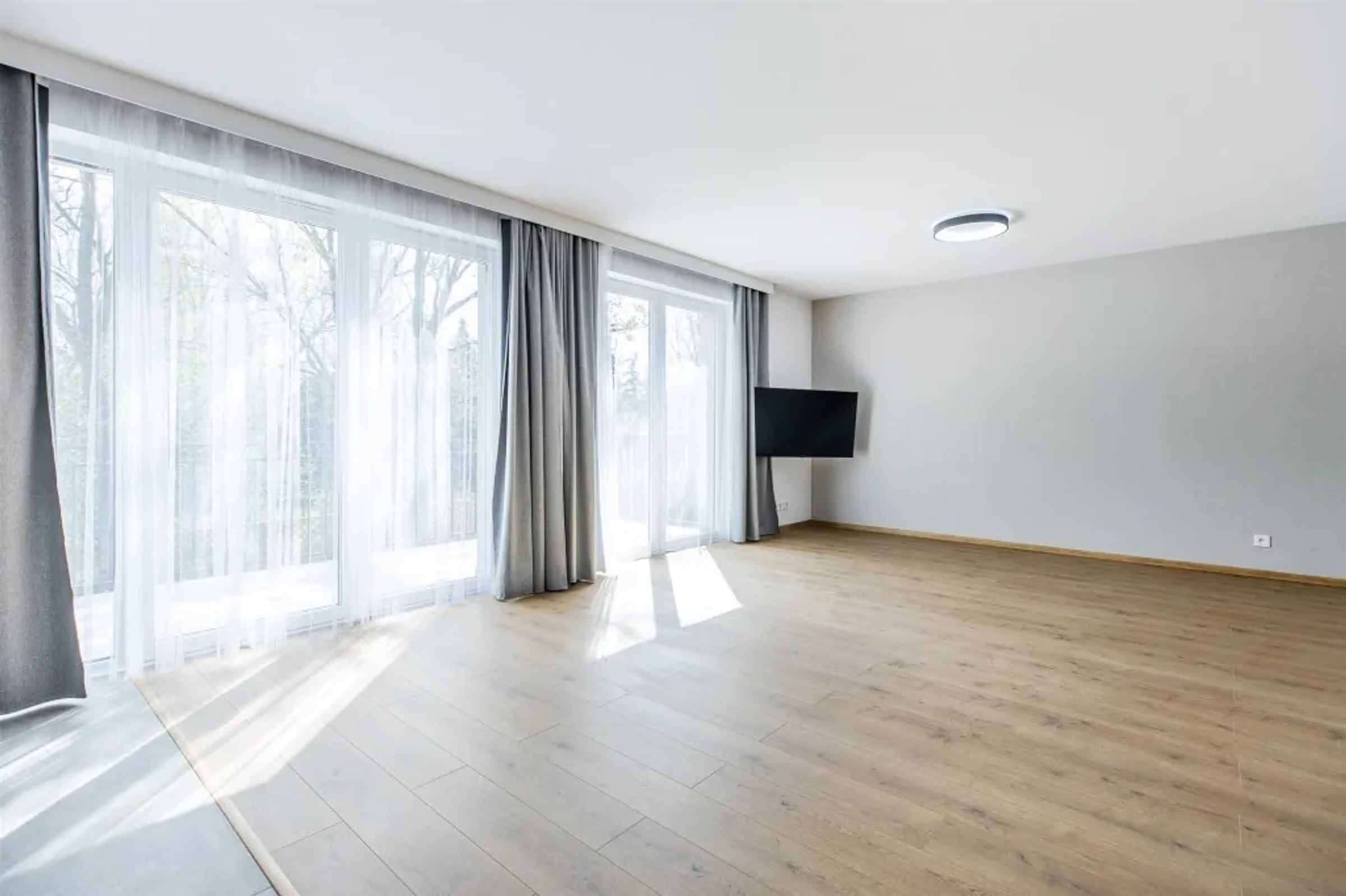 Przestronne, nieumeblowane, przy lesie (4)