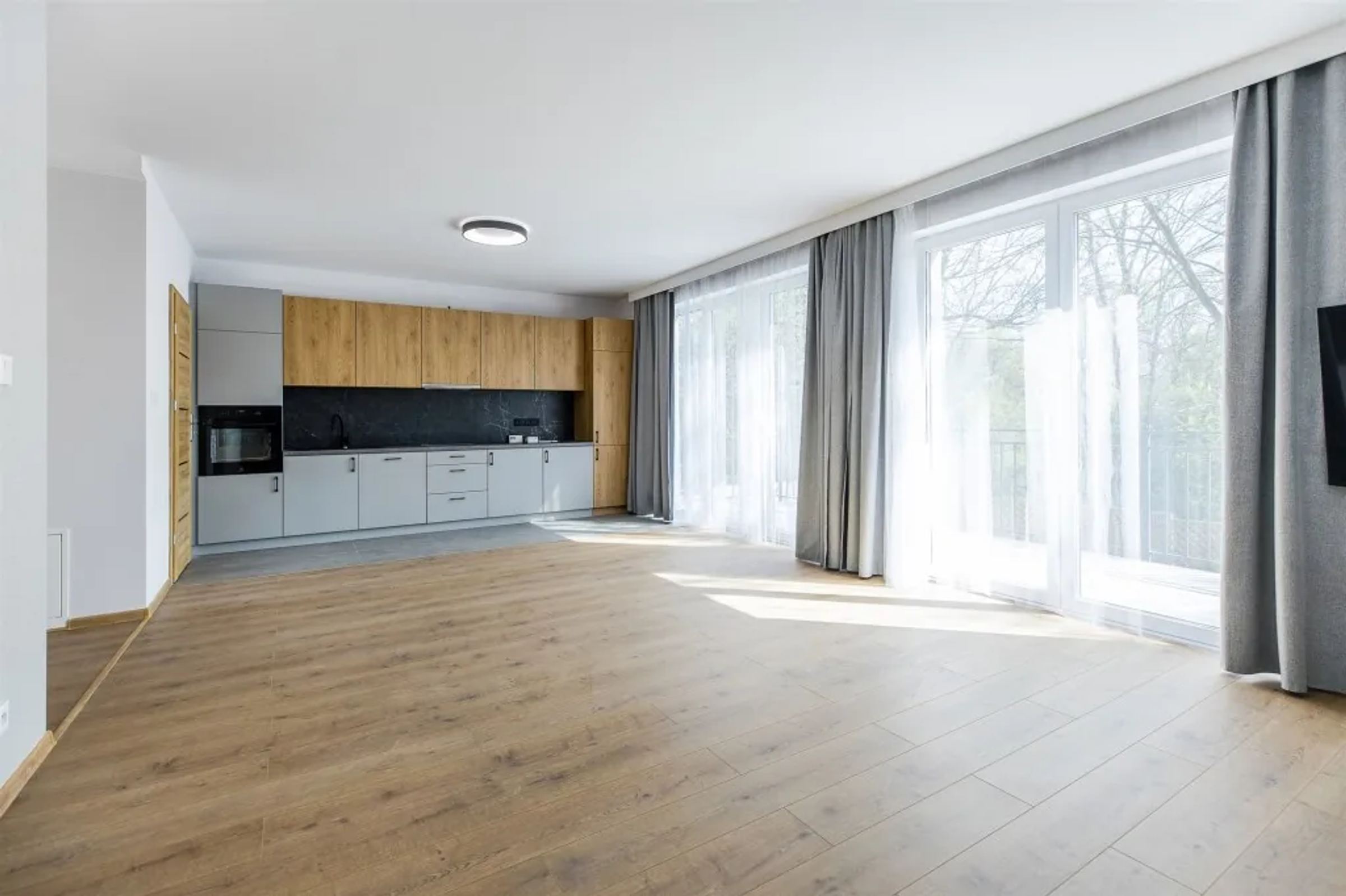 Przestronne, nieumeblowane, przy lesie (2)