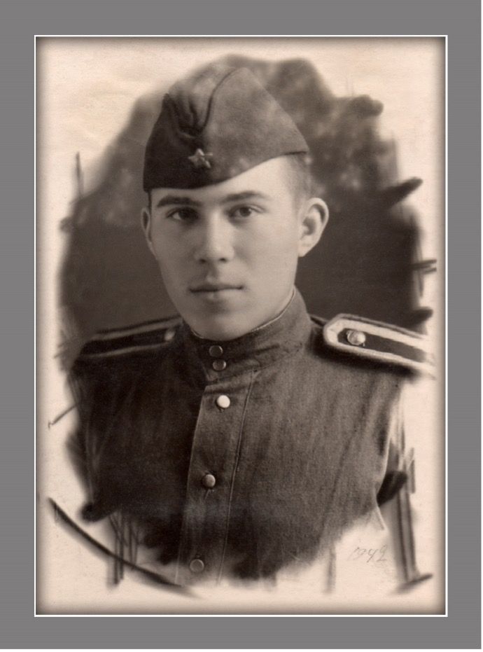 Потапов Владимир Леонидович (1942 - 1944), учащийся школы К 9. добровольцем ушел на фронт. Погиб на фронте в 1944 году в Латвии