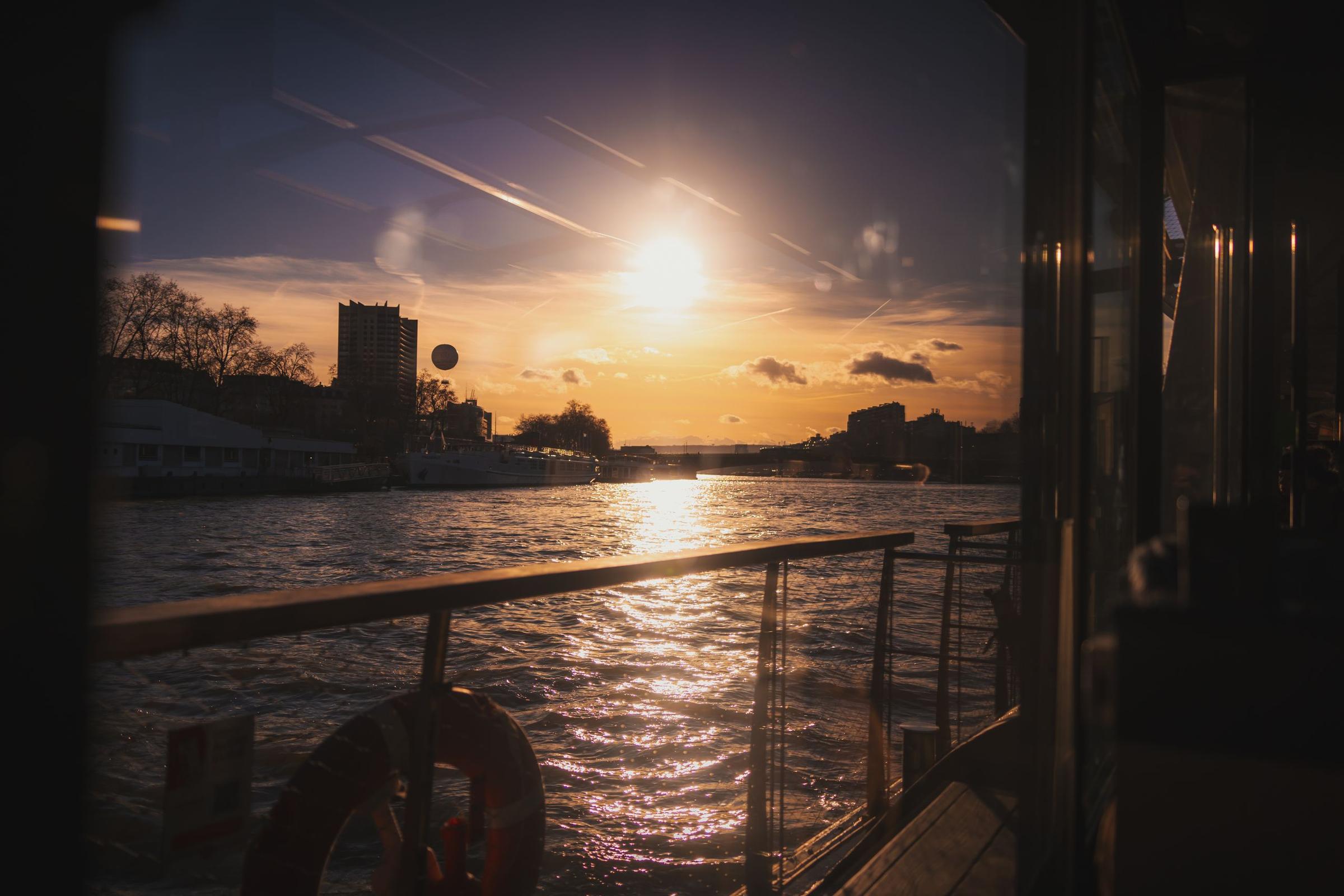 Pemandangan Sungai Seine dari kapal cruise saat matahari terbenam