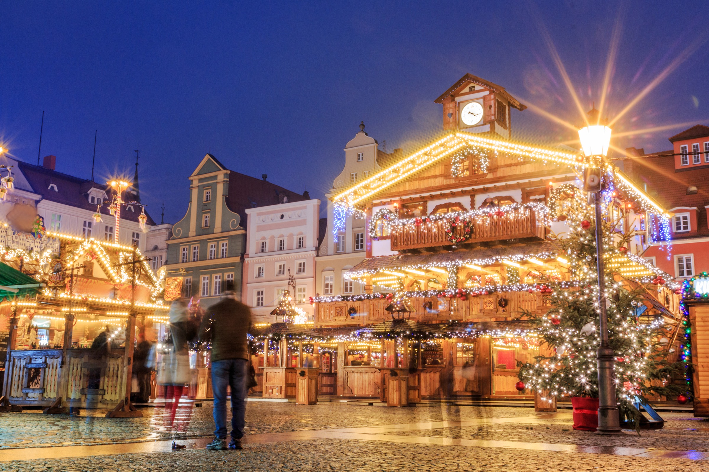 Christmas market di alun-alun kota Eropa Tengah dengan lampu hangat dan pohon natal