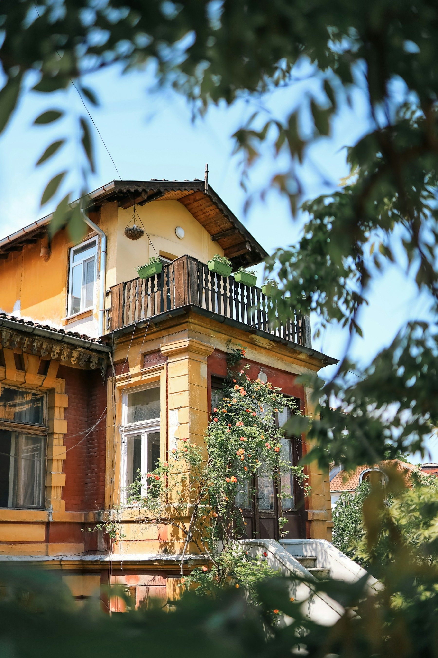 Rumah Revival Bulgaria berwarna-warni di atas bukit berbatu Plovdiv Old Town, kota tertua yang berpenghuni di Eropa