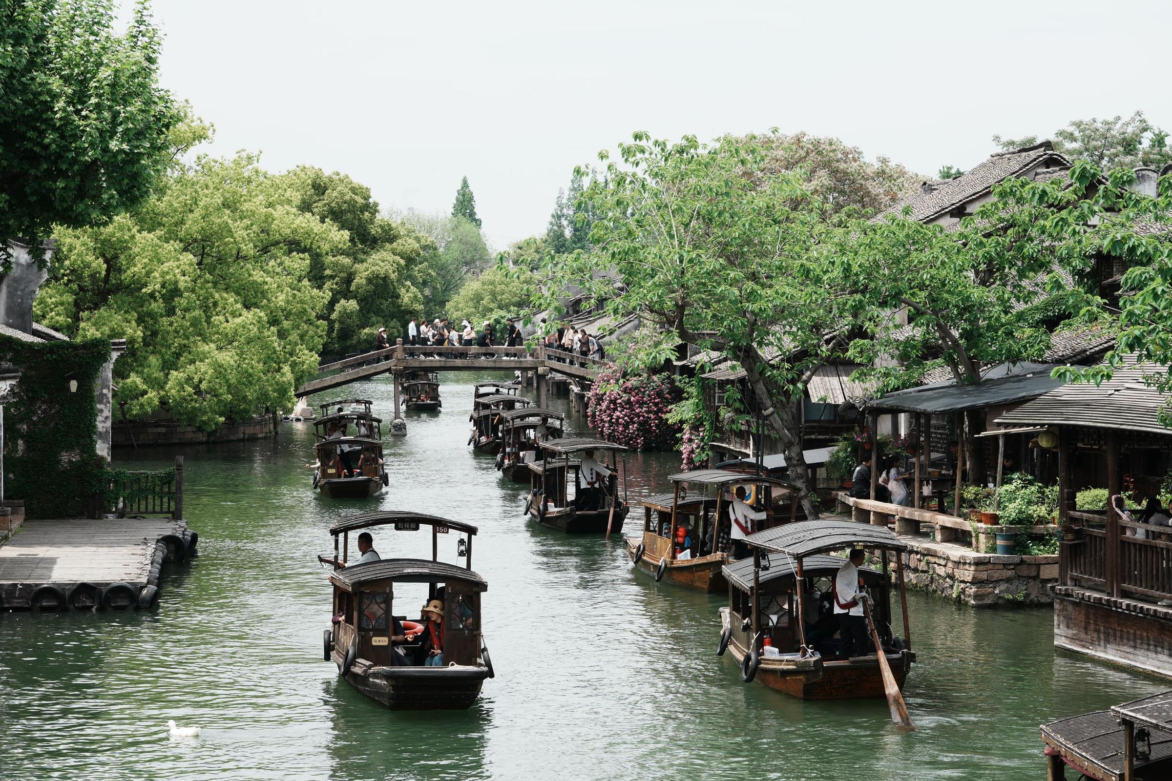 Fajar & Nadia: Menyusuri rumah kayu di atas kanal Wuzhen Water Town berdua