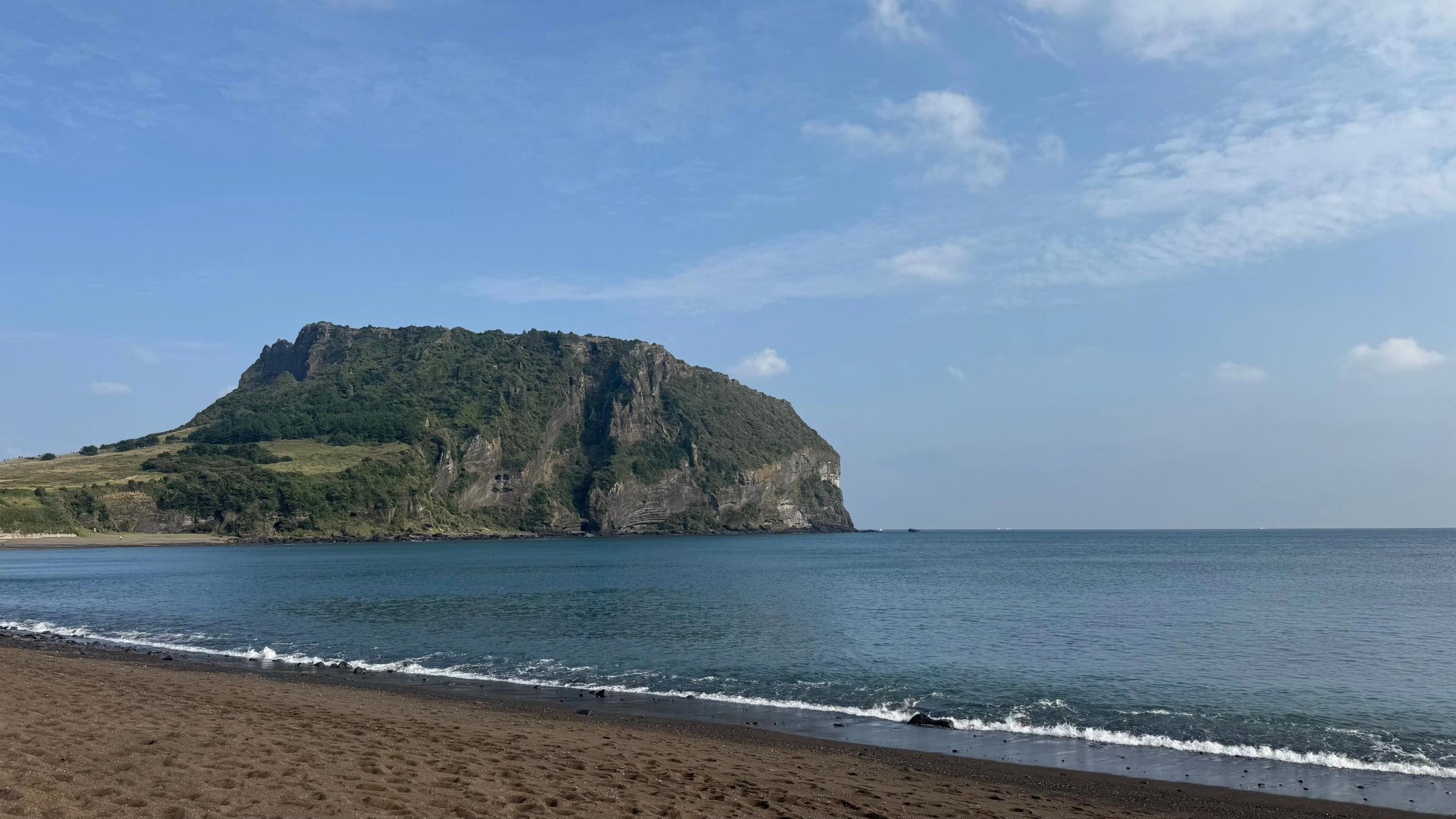 Tebing vulkanik Seongsan Ilchulbong menjulang dari laut Pulau Jeju