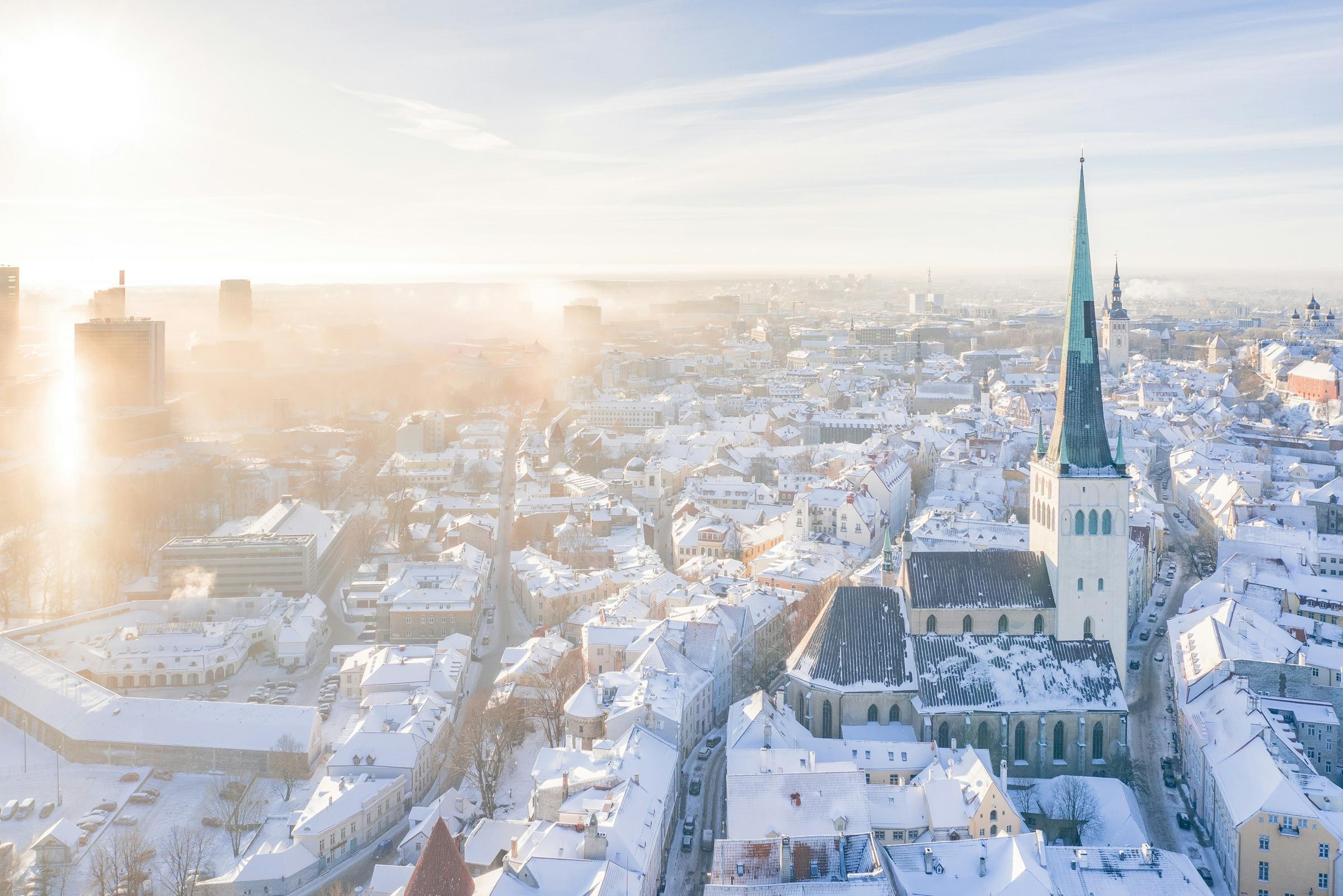 Kota Tua Tallinn bersalju dari udara dengan menara Gereja St. Olaf.