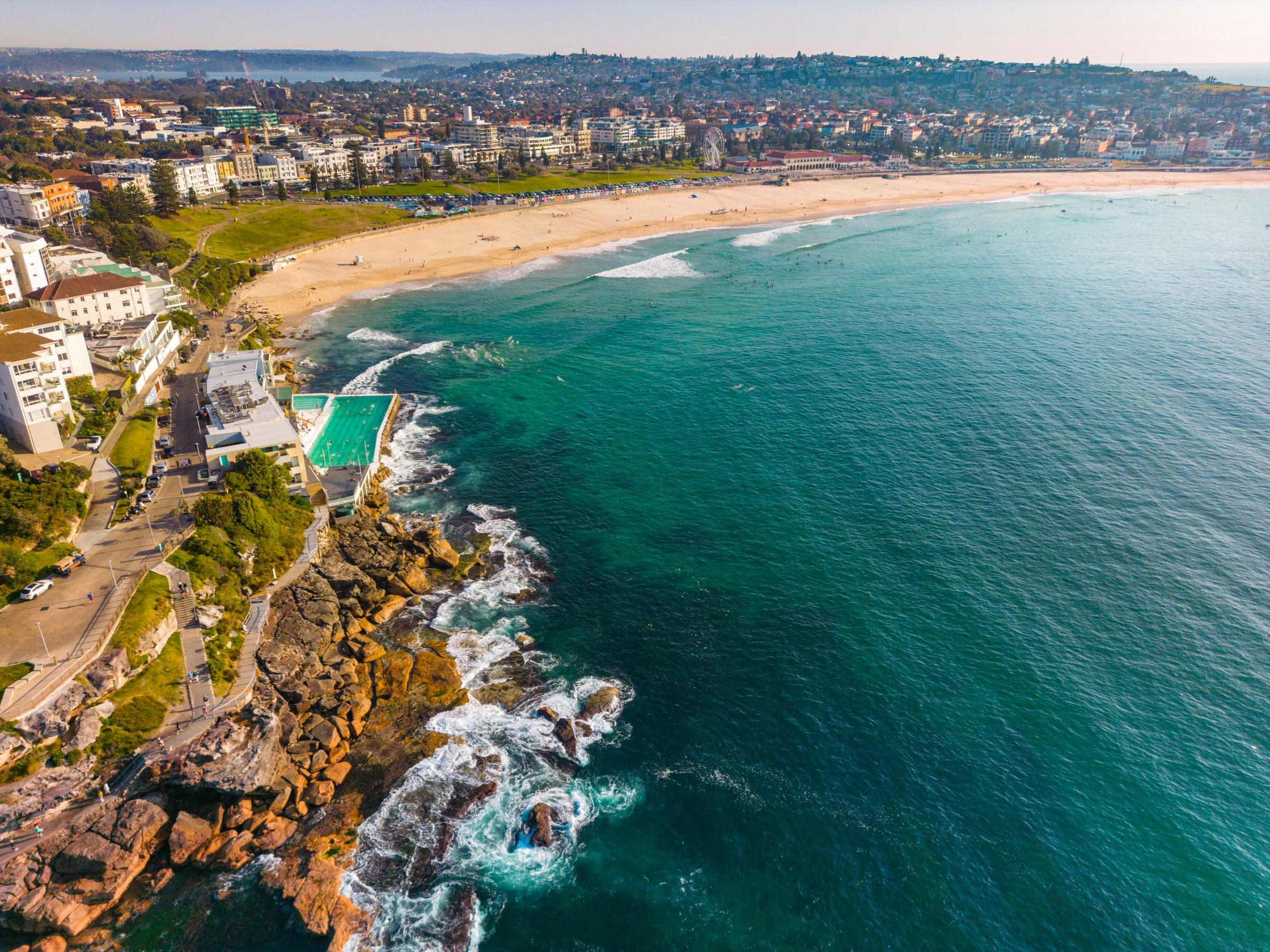Bondi Icebergs dan pantai Bondi dari udara