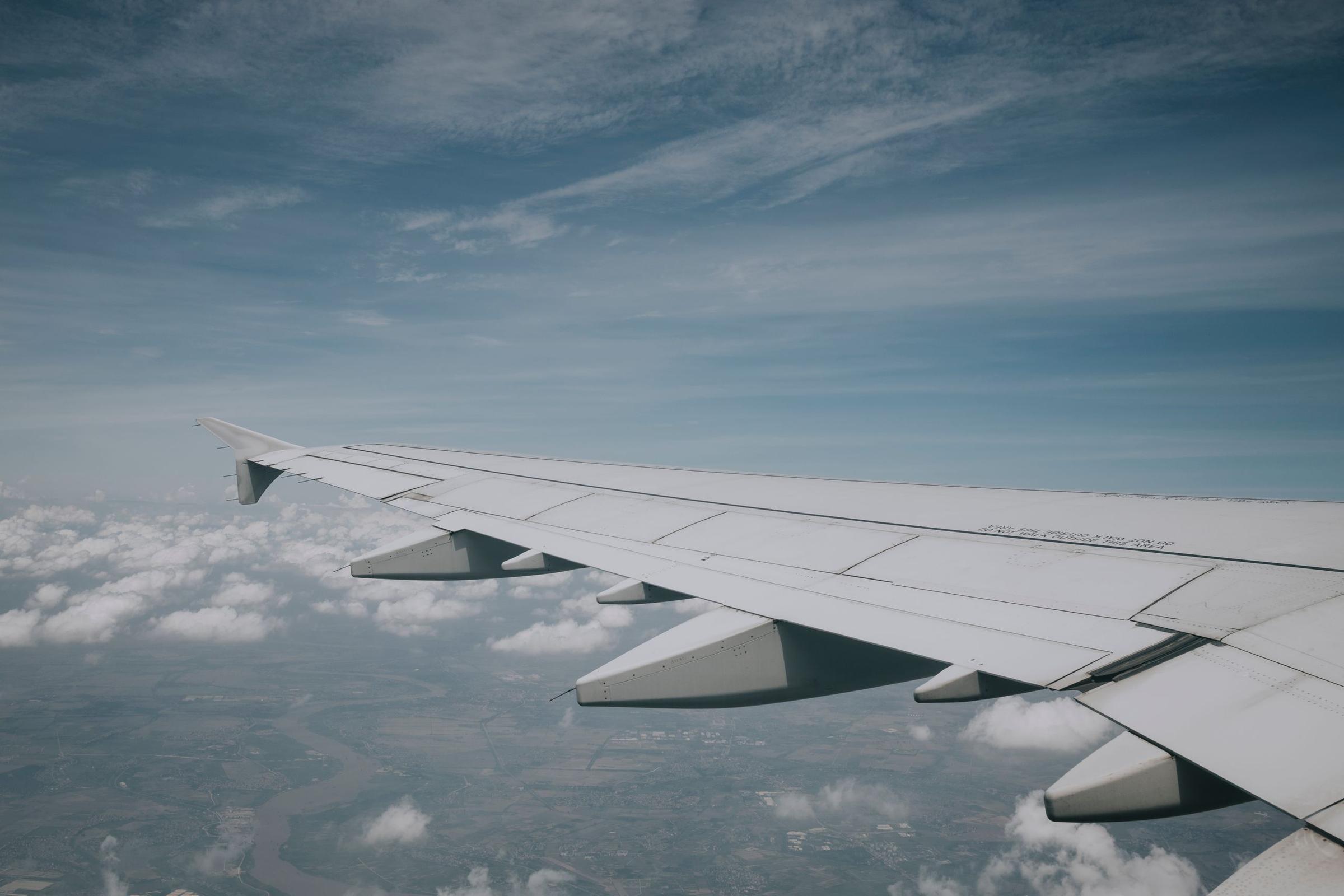 Sayap pesawat di atas awan saat penerbangan