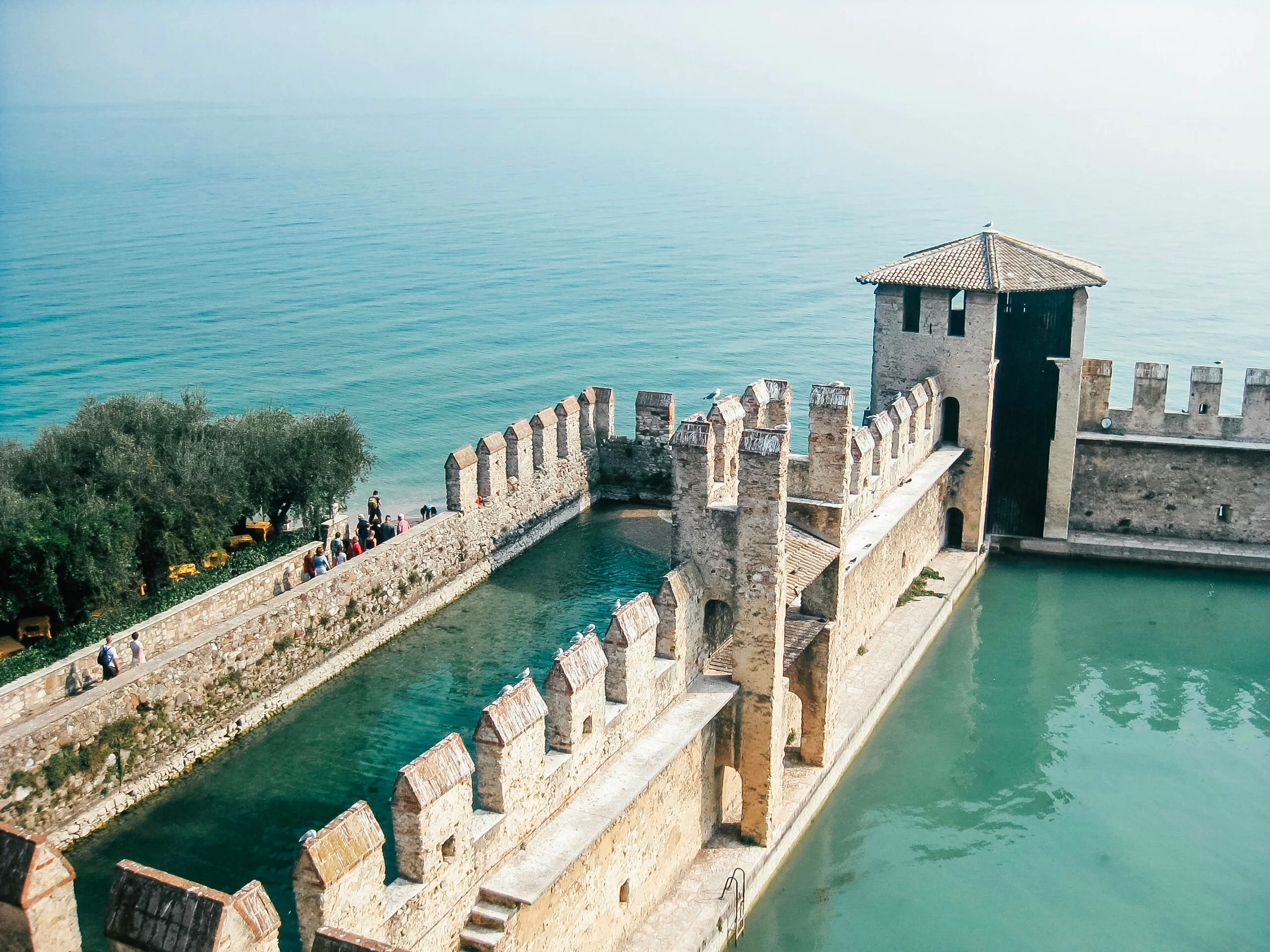 Pandangan udara semenanjung Sirmione dengan tembok kastil dan Danau Garda.