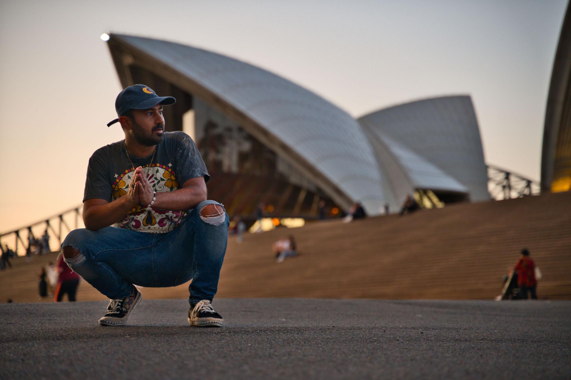 Rina & Bima: Foto wajib di depan Opera House