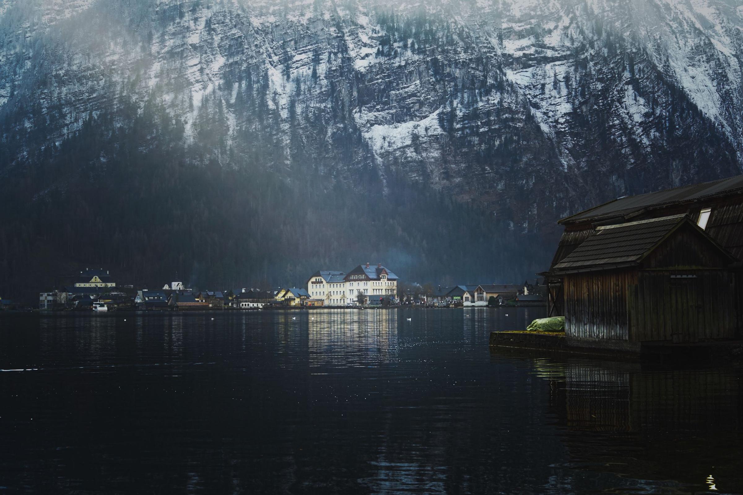 Desa Hallstatt di tepi danau saat musim dingin