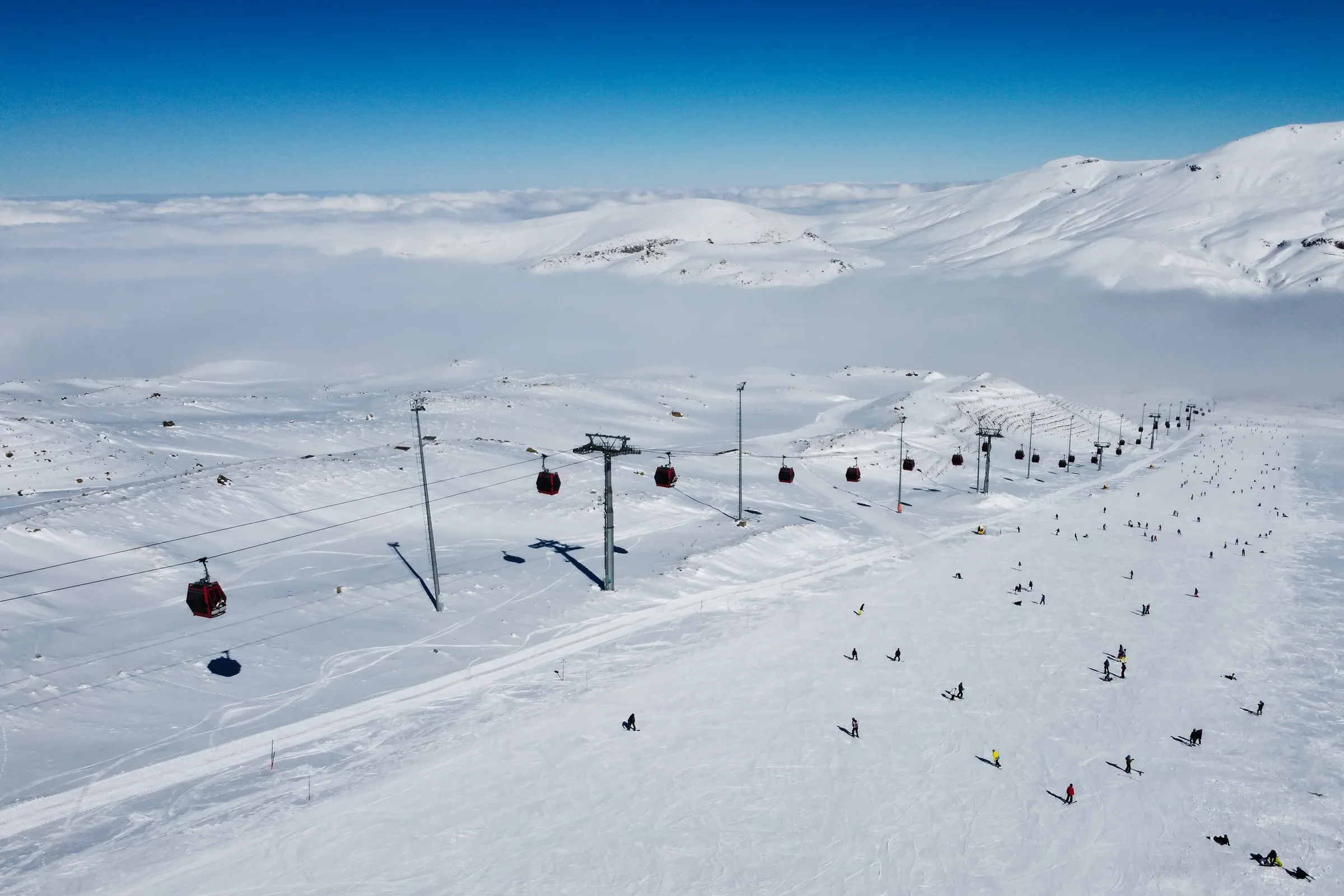 Barisan gondola di atas lereng bersalju Gunung Erciyes dengan pemain ski