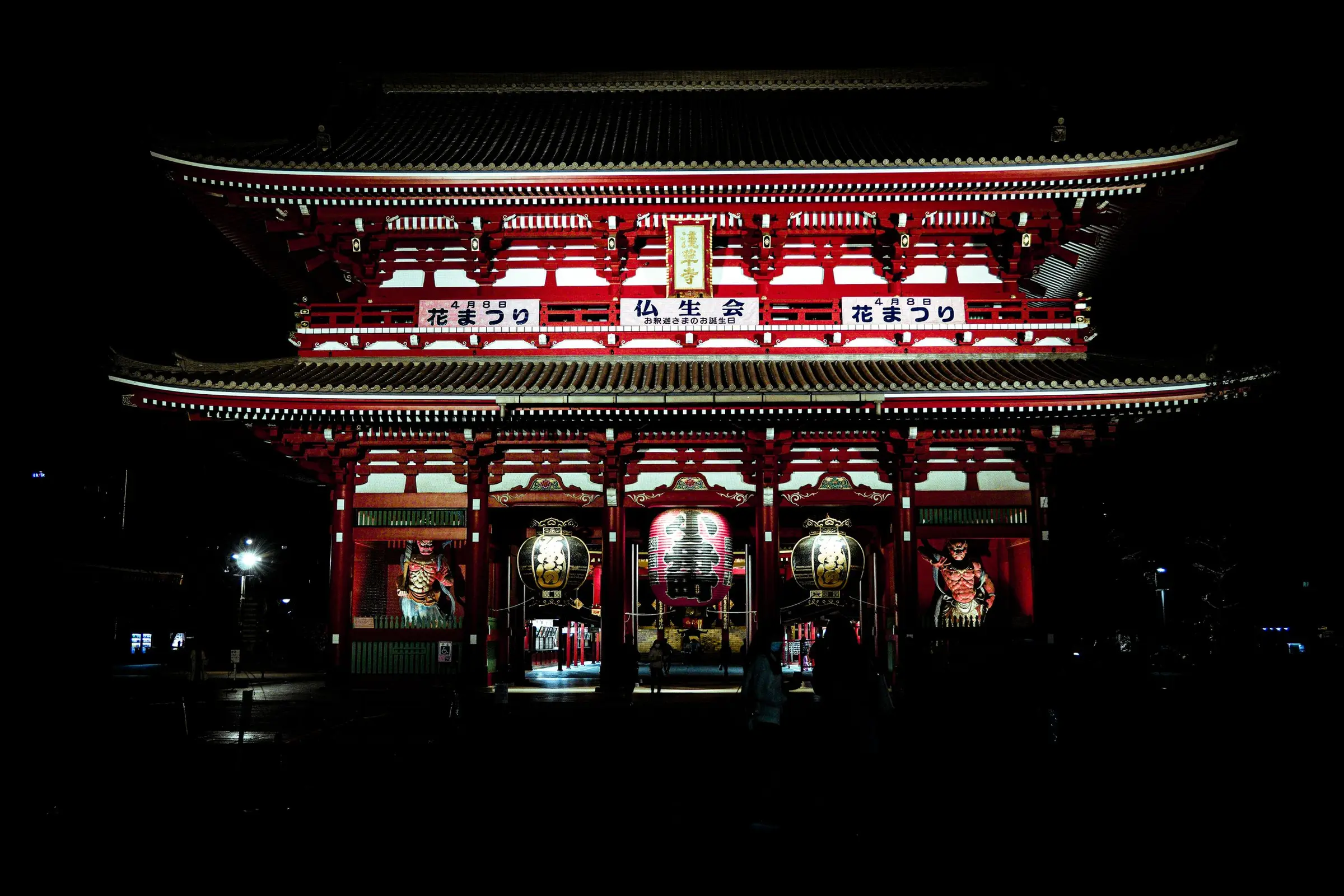 Gerbang Kaminarimon kuil Sensoji di Asakusa yang menyala pada malam hari dengan lentera merah besar di tengah