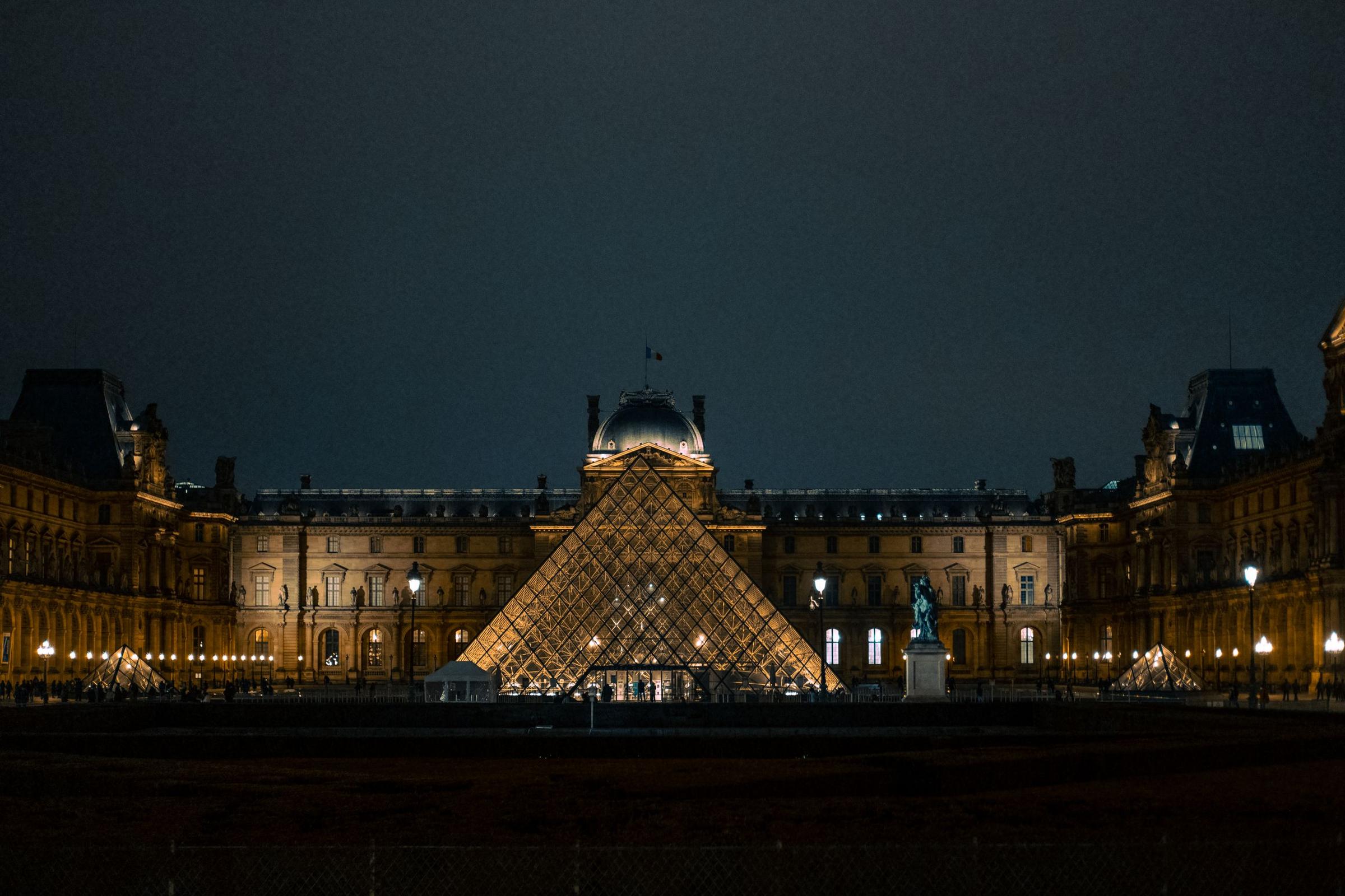 Piramida Louvre di Paris malam hari