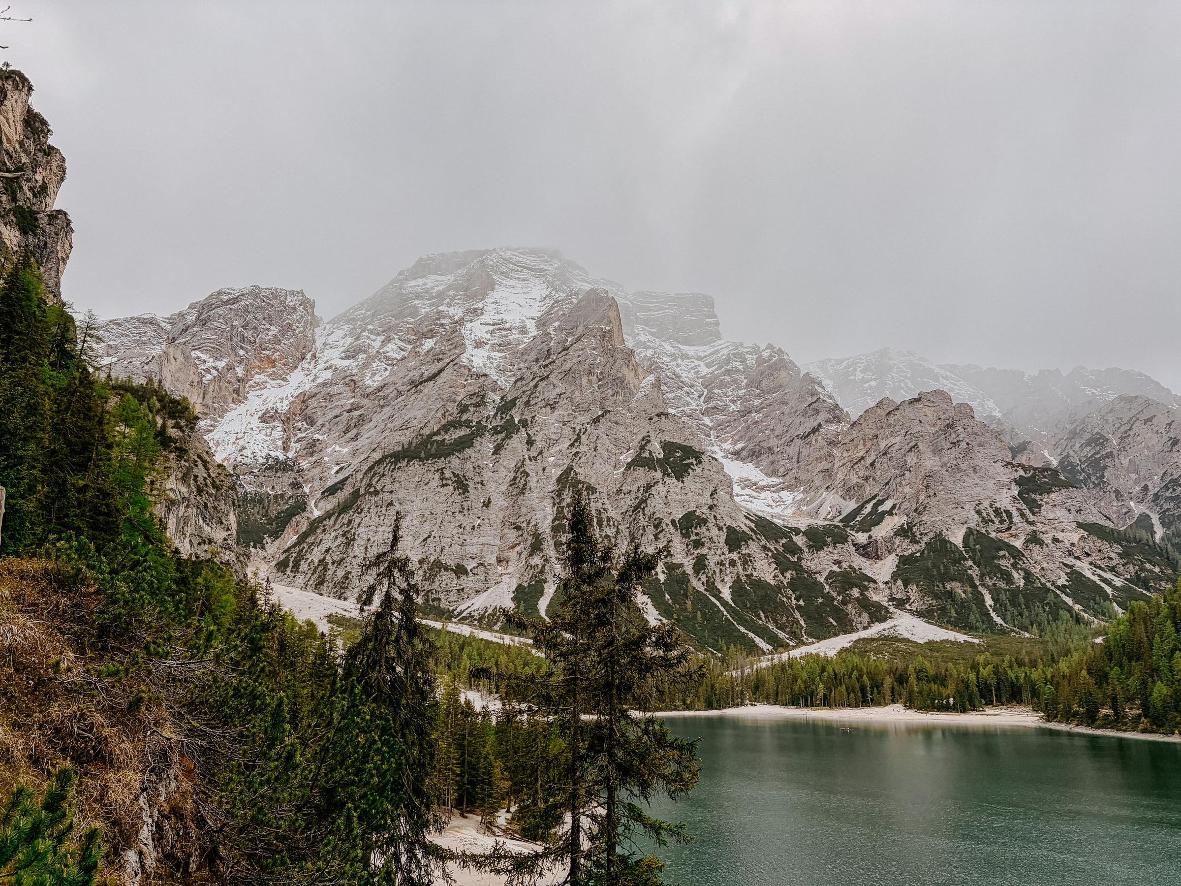 Danau Braies di Dolomites saat musim dingin