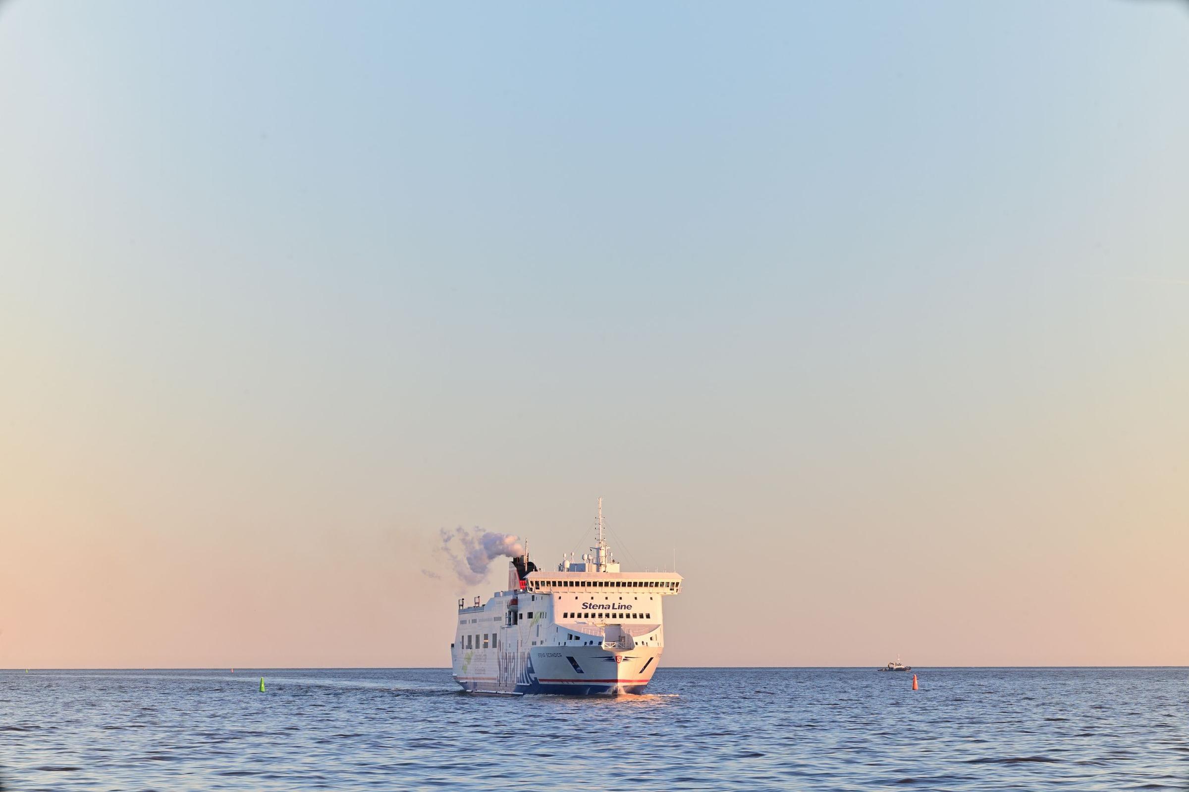 Kapal ferry menyeberangi Laut Baltik menjelang senja.