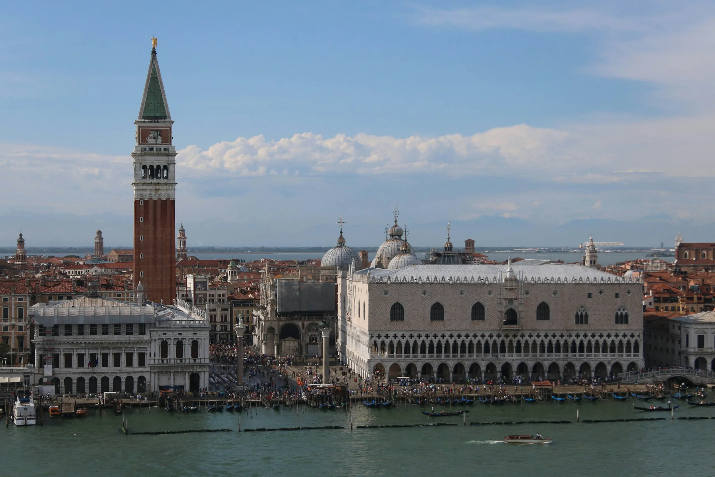 Pandangan udara Piazza San Marco, Campanile, dan Doge's Palace di tepi laguna Venice.