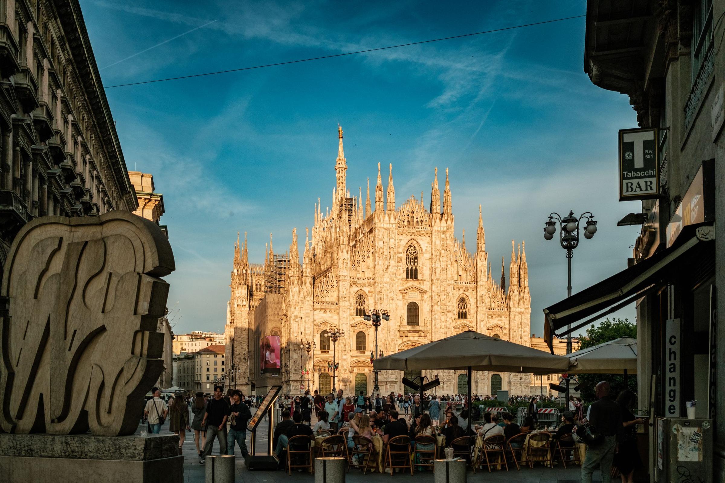 Grup Avenir: Foto grup di depan Duomo Milan sebelum pulang ke Jakarta.