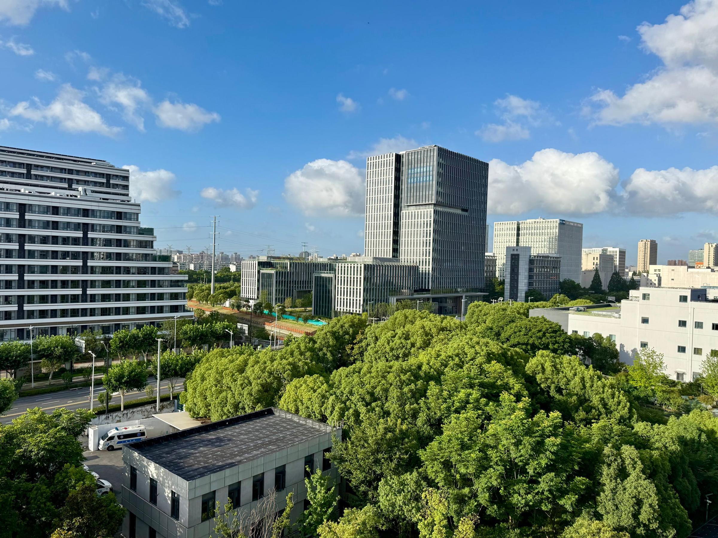 Kawasan modern Shanghai dengan gedung hijau