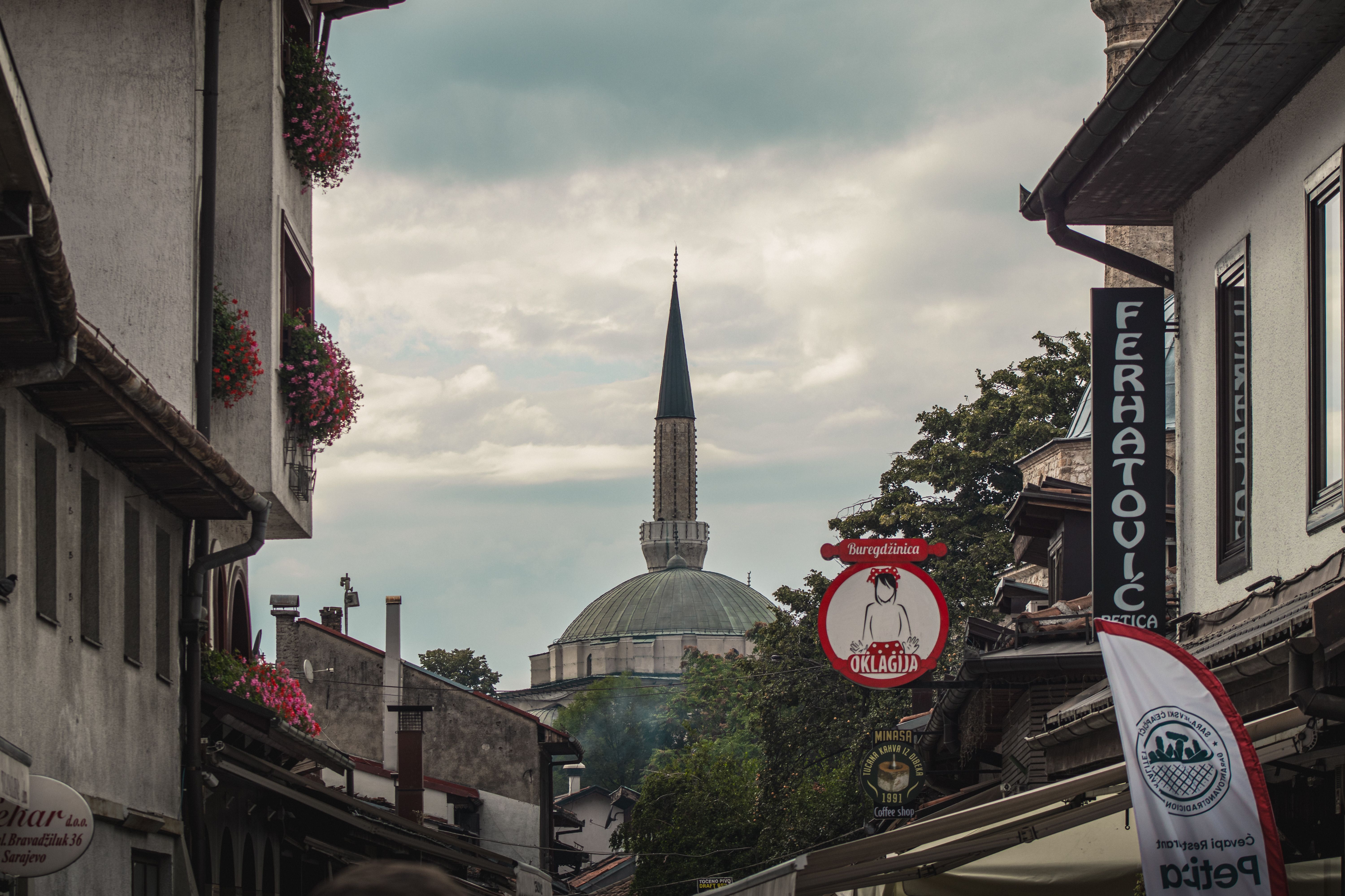 Gang kota tua Sarajevo, Bosnia, dengan menara masjid dan kios makanan tradisional